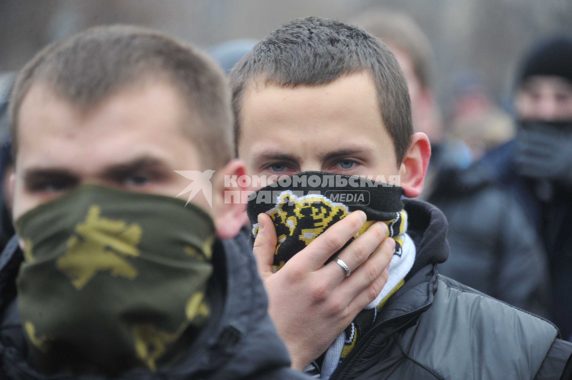 Санкционированный митинг против фальсификации результатов прошедших выборов в Госдуму РФ ЗА ЧЕСТНЫЕ ВЫБОРЫ на Болотной площади. На снимке: молодые люди с шарфами на лицах.  11 декабря  2011 года.