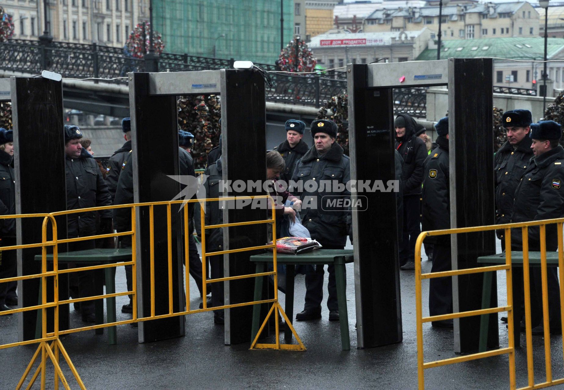 Санкционированный митинг против фальсификации результатов прошедших выборов в Госдуму РФ ЗА ЧЕСТНЫЕ ВЫБОРЫ на Болотной площади. На снимке: обеспечение мер безопасности во время мероприятия.  11 декабря  2011 года.