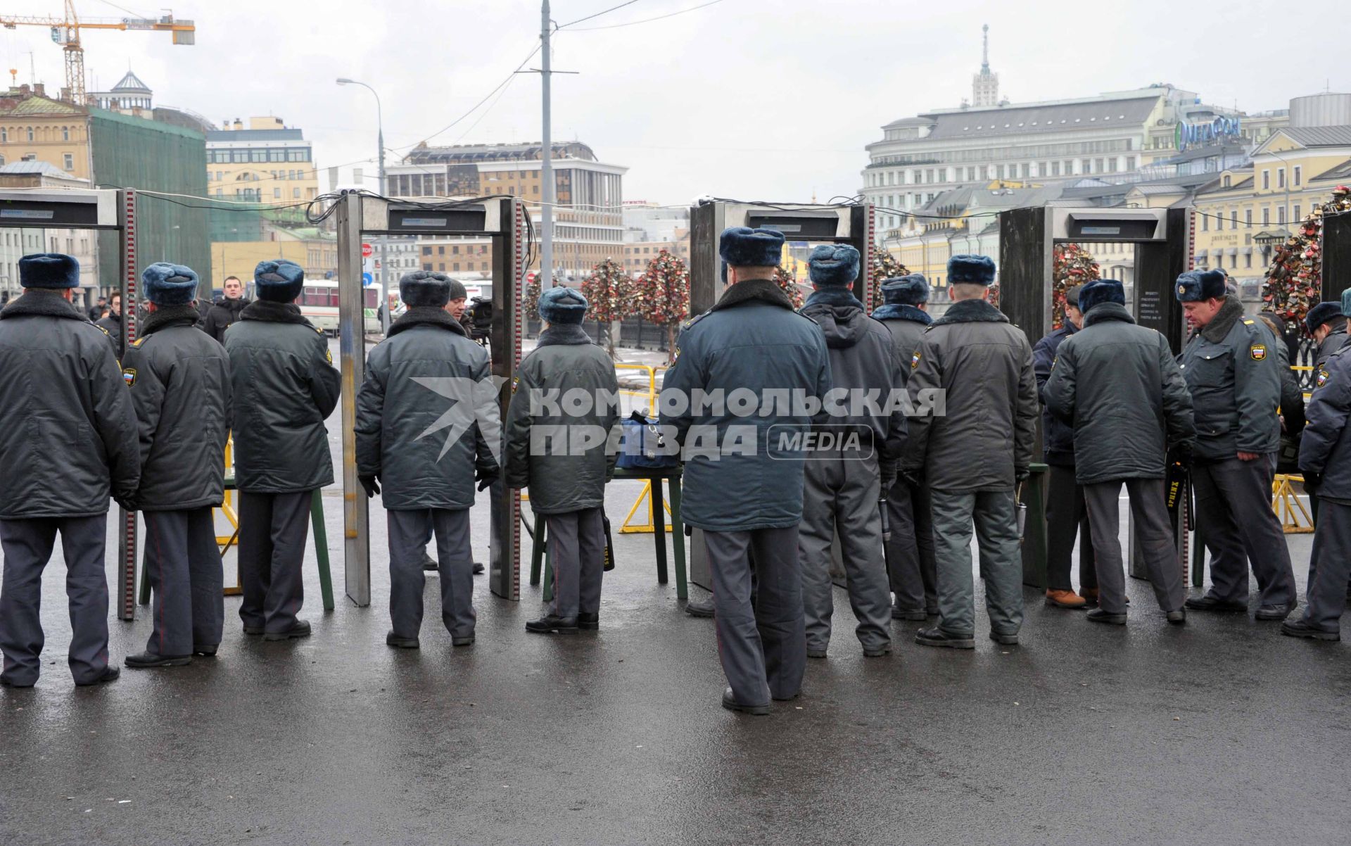 Санкционированный митинг против фальсификации результатов прошедших выборов в Госдуму РФ ЗА ЧЕСТНЫЕ ВЫБОРЫ на Болотной площади. На снимке: обеспечение мер безопасности во время мероприятия.  11 декабря  2011 года.