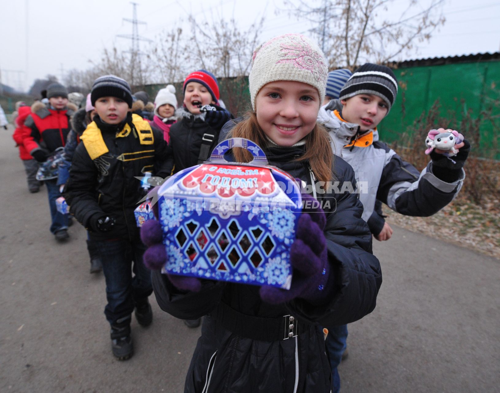 Девочка держит в руках новогодний подарок.  09 декабря  2011 года.