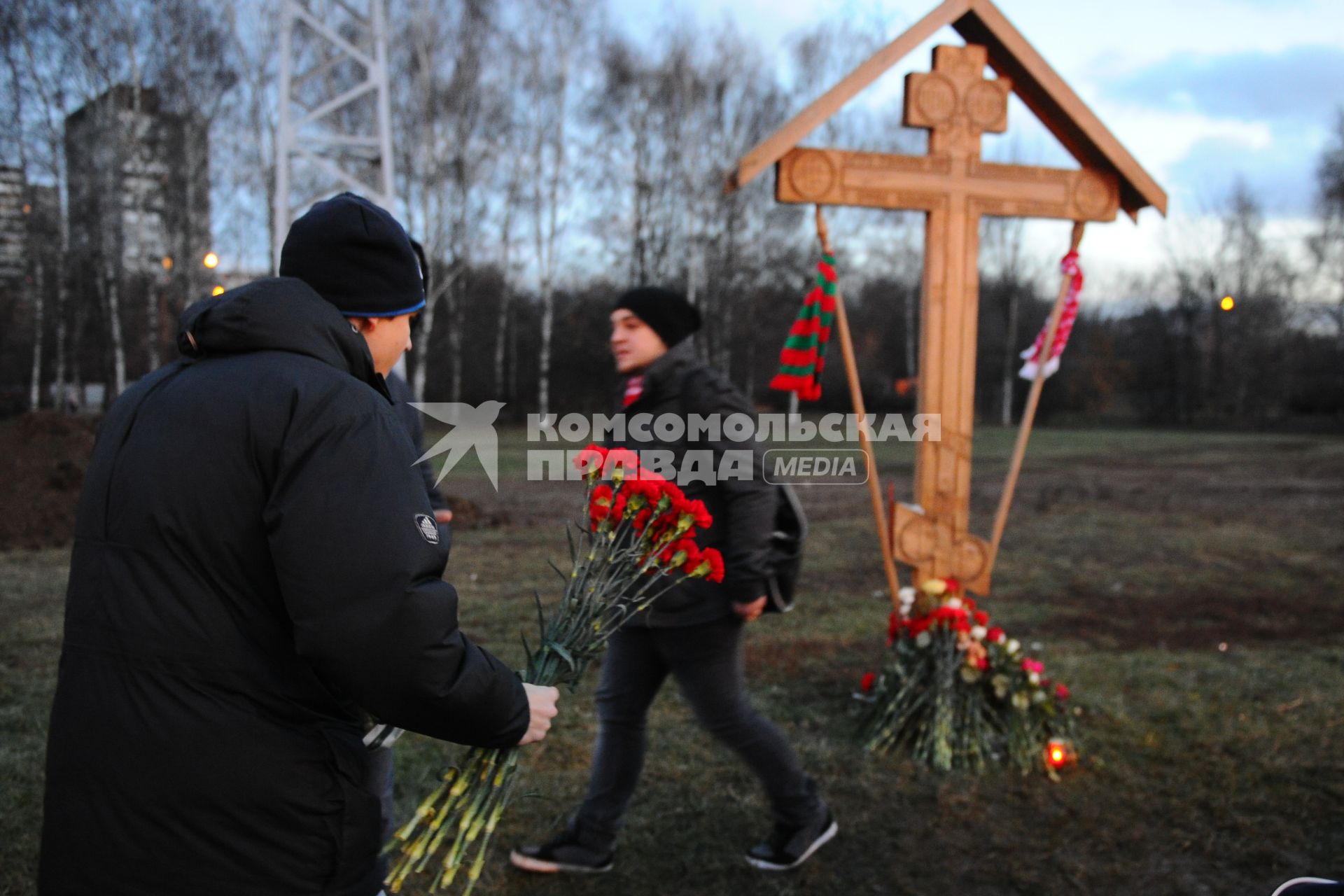 Болельщики почтили память болельщика ФК СПАРТАК  Егора Свиридова, убитого год назад. 06 декабря  2011 года.