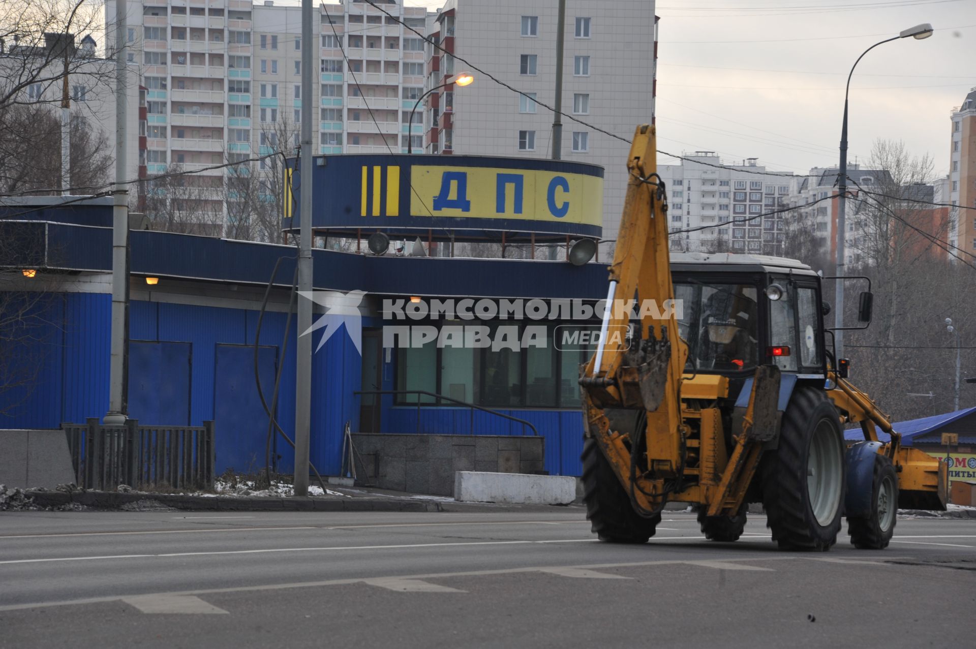 Пост ДПС на выезде из Москвы. На снимке: трактор едет по дороге. 13 декабря 2011 года.