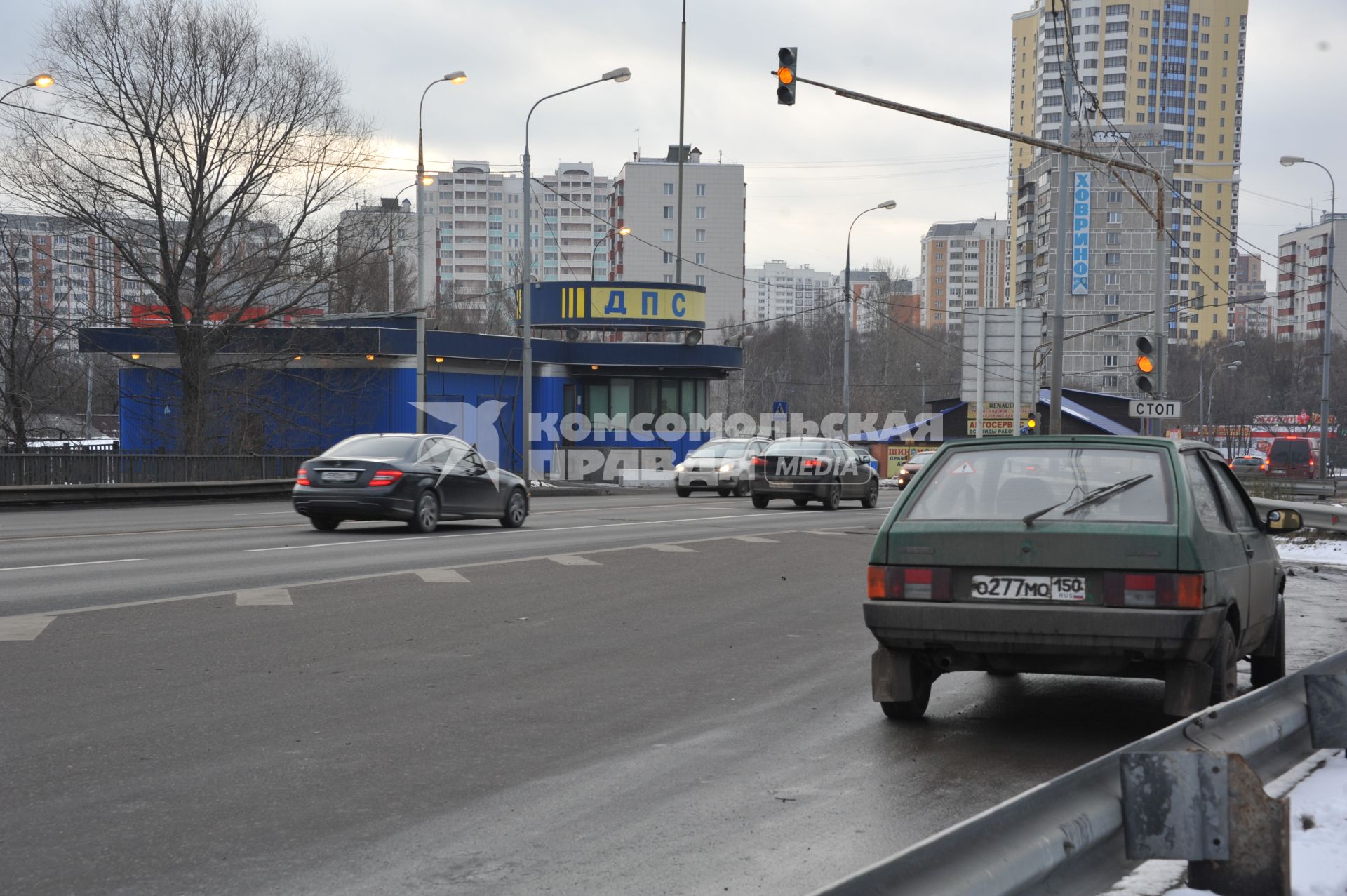 Пост ДПС на выезде из Москвы. На снимке: Машины проезжают мимо поста ДПС. 13 декабря 2011 года.