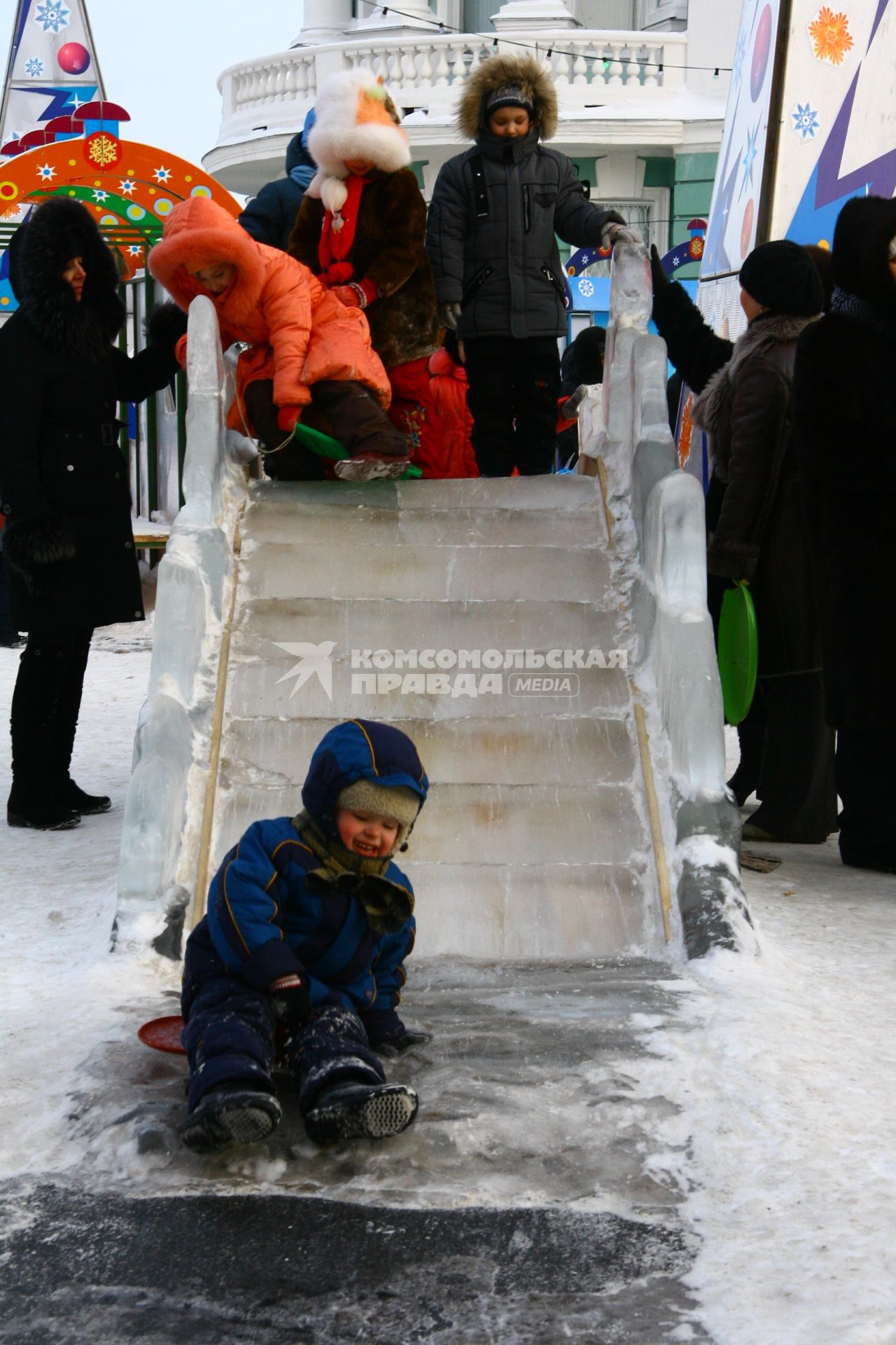 Дети катаются с ледяной горки. 7 января 2010 года.