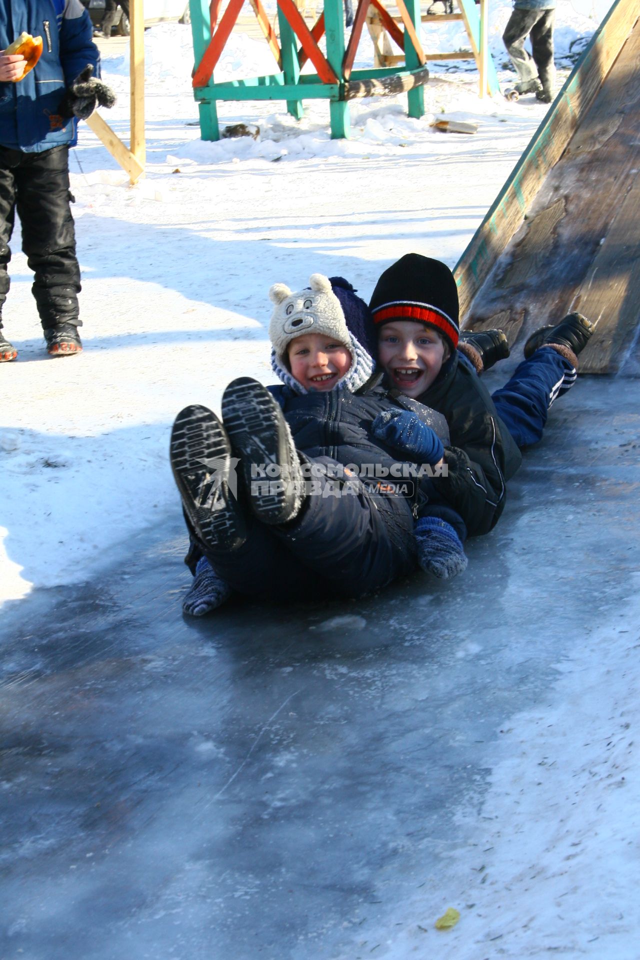 Дети катаются с горки. 7 января 2010 года.