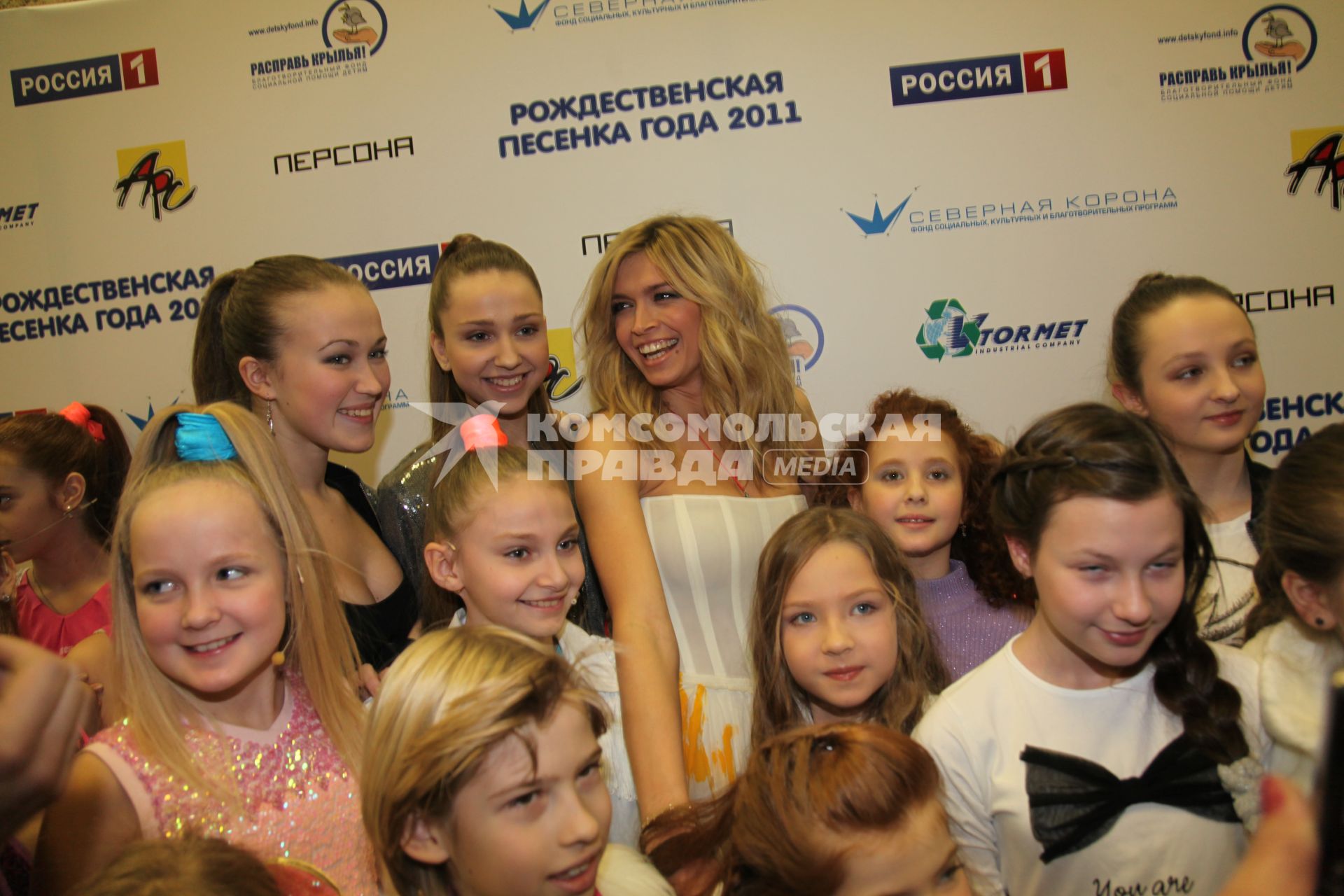 Церемония вручения премии \"Песенка года 2011\". На снимке певица Вера Брежнева (в ценетре). 07 декабря 2011 года.