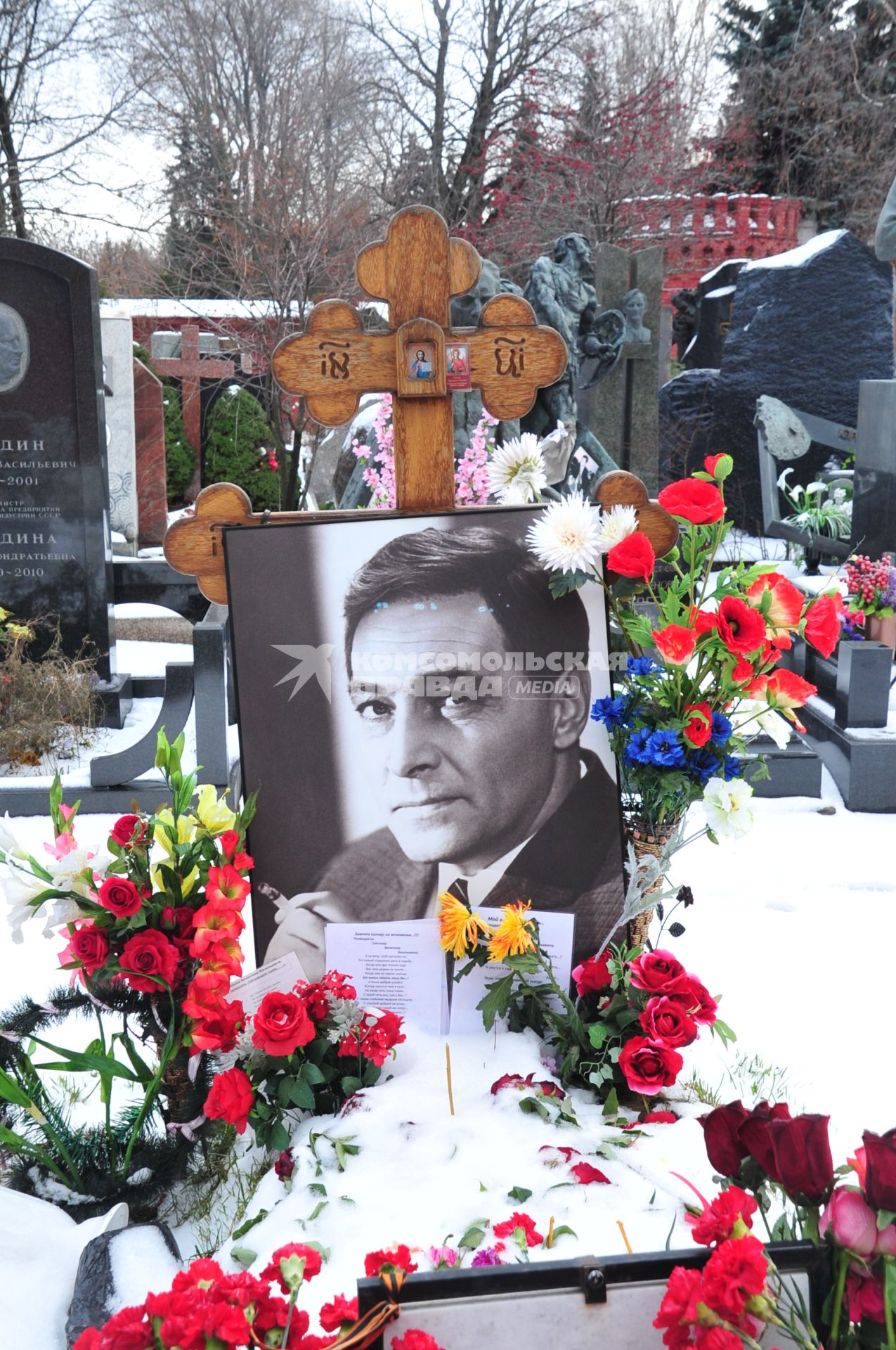 Новодевичье кладбище. Могила актера Вячеслава  Тихонова. Москва. 19 декабря  2011 года.