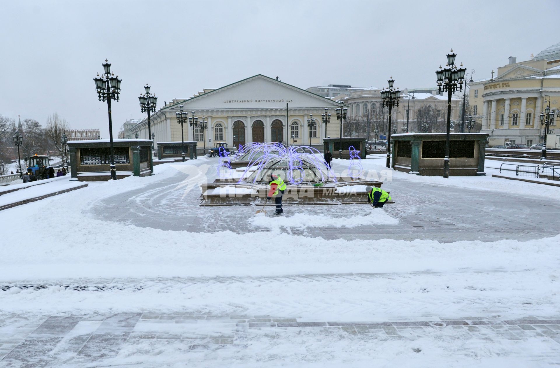 Жанровая фотография. Зима в городе. На снимке:  дворники убирают снег на Манежной площади. Москва. 21 декабря  2011 года.