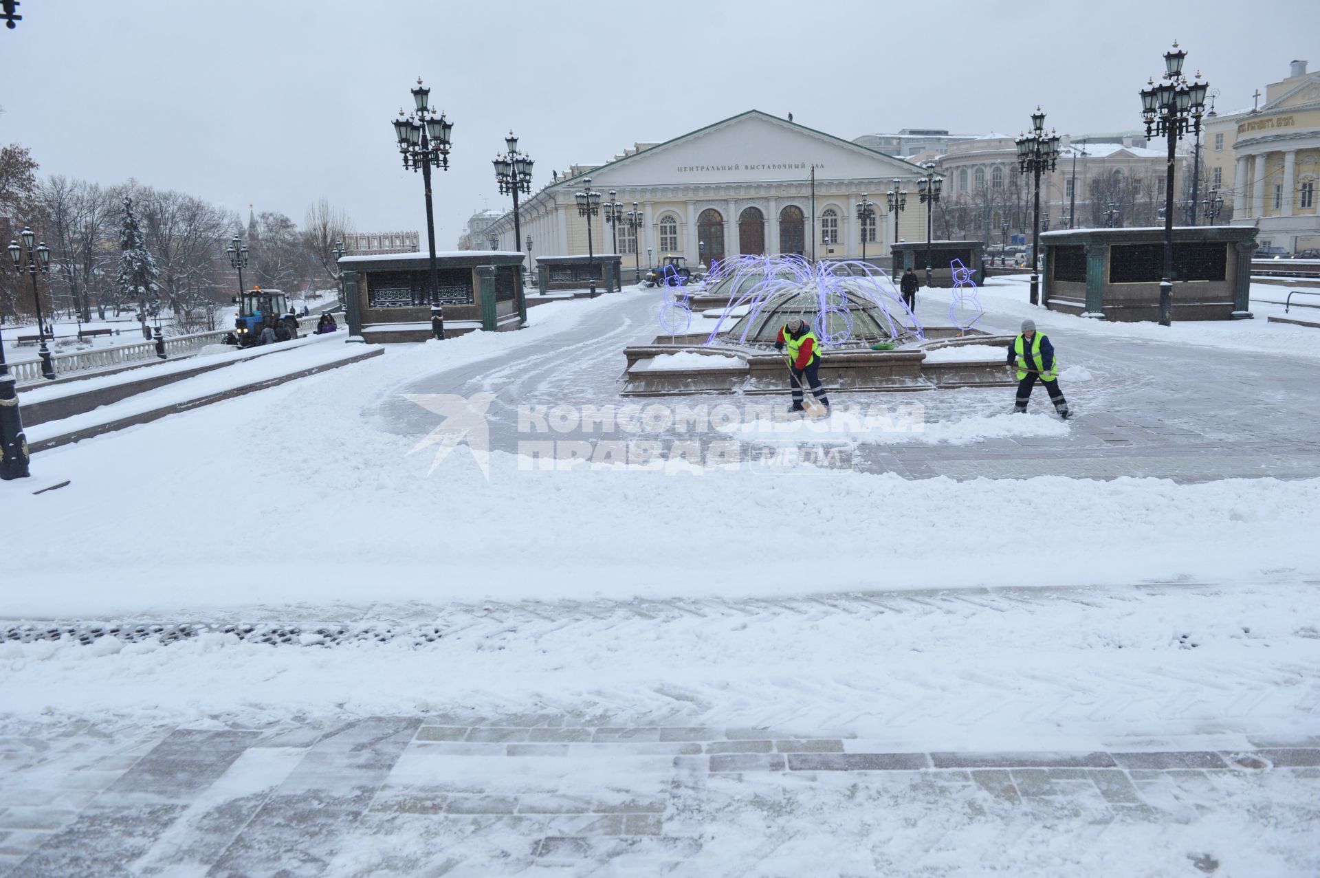 Жанровая фотография. Зима в городе. На снимке:  дворники убирают снег на Манежной площади. Москва. 21 декабря  2011 года.