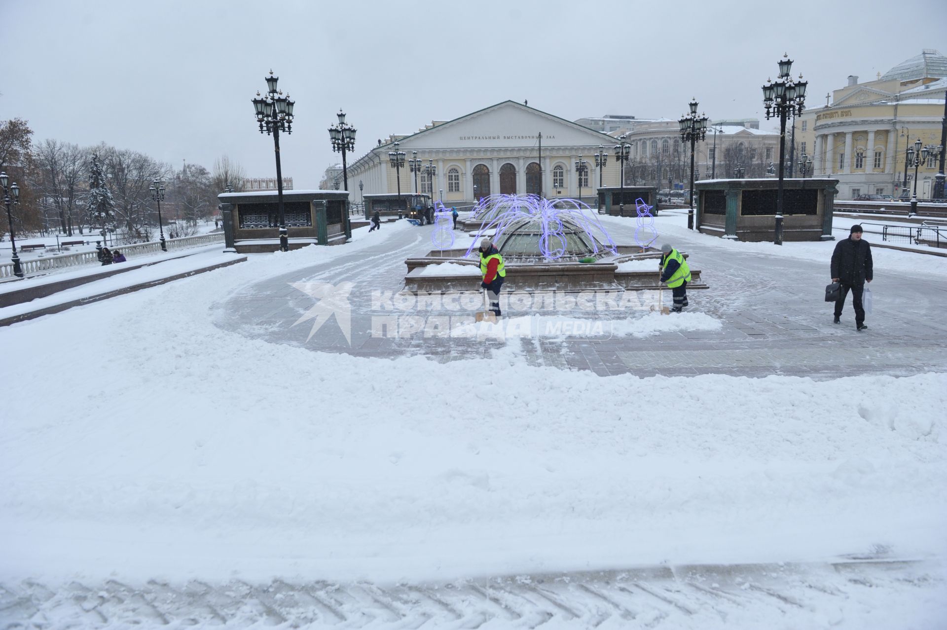 Жанровая фотография. Зима в городе. На снимке:  дворники убирают снег на Манежной площади. Москва. 21 декабря  2011 года.