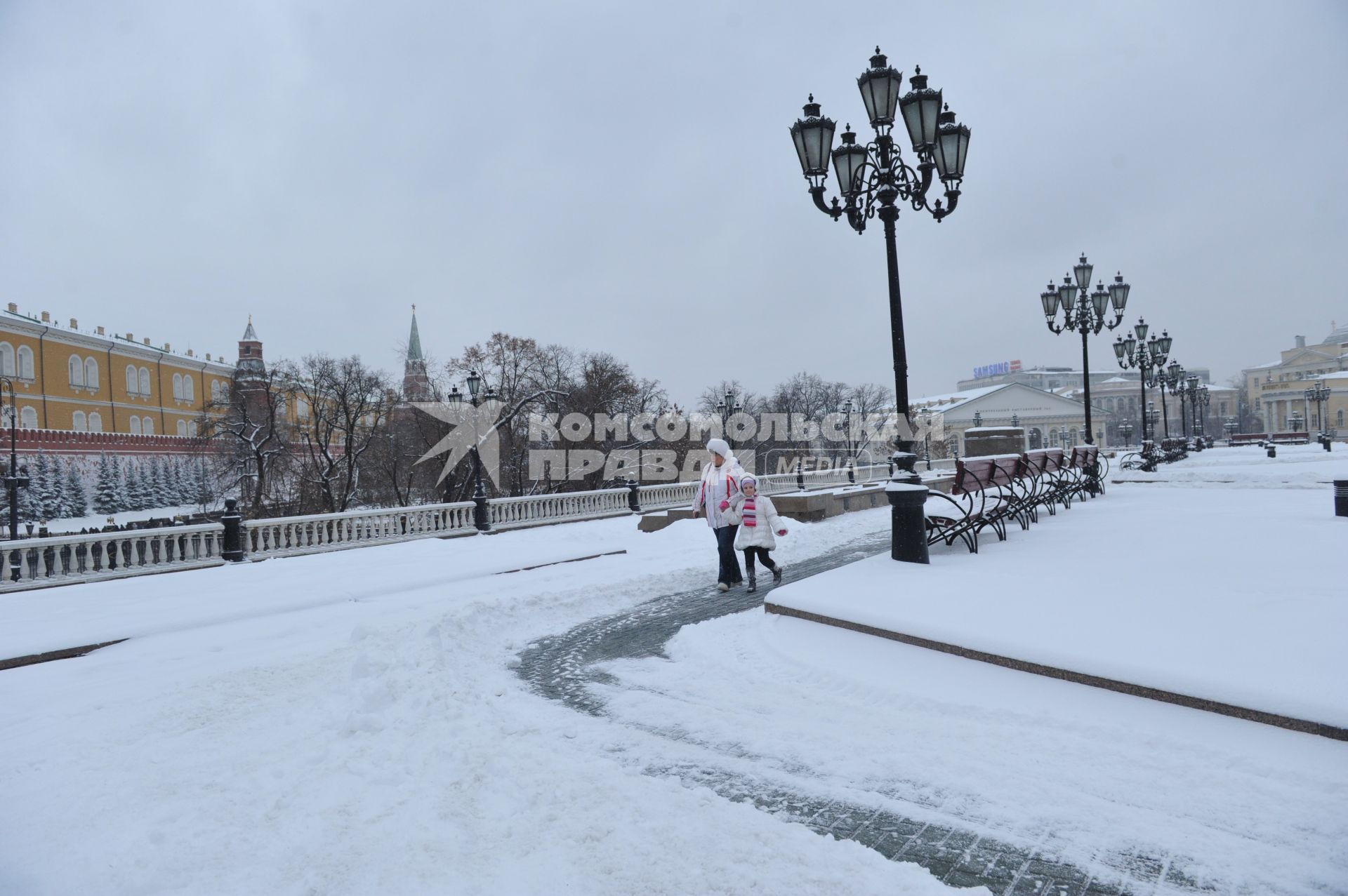 Жанровая фотография. Зима в городе. На снимке: прогулка с мамой. Москва. 21 декабря  2011 года.