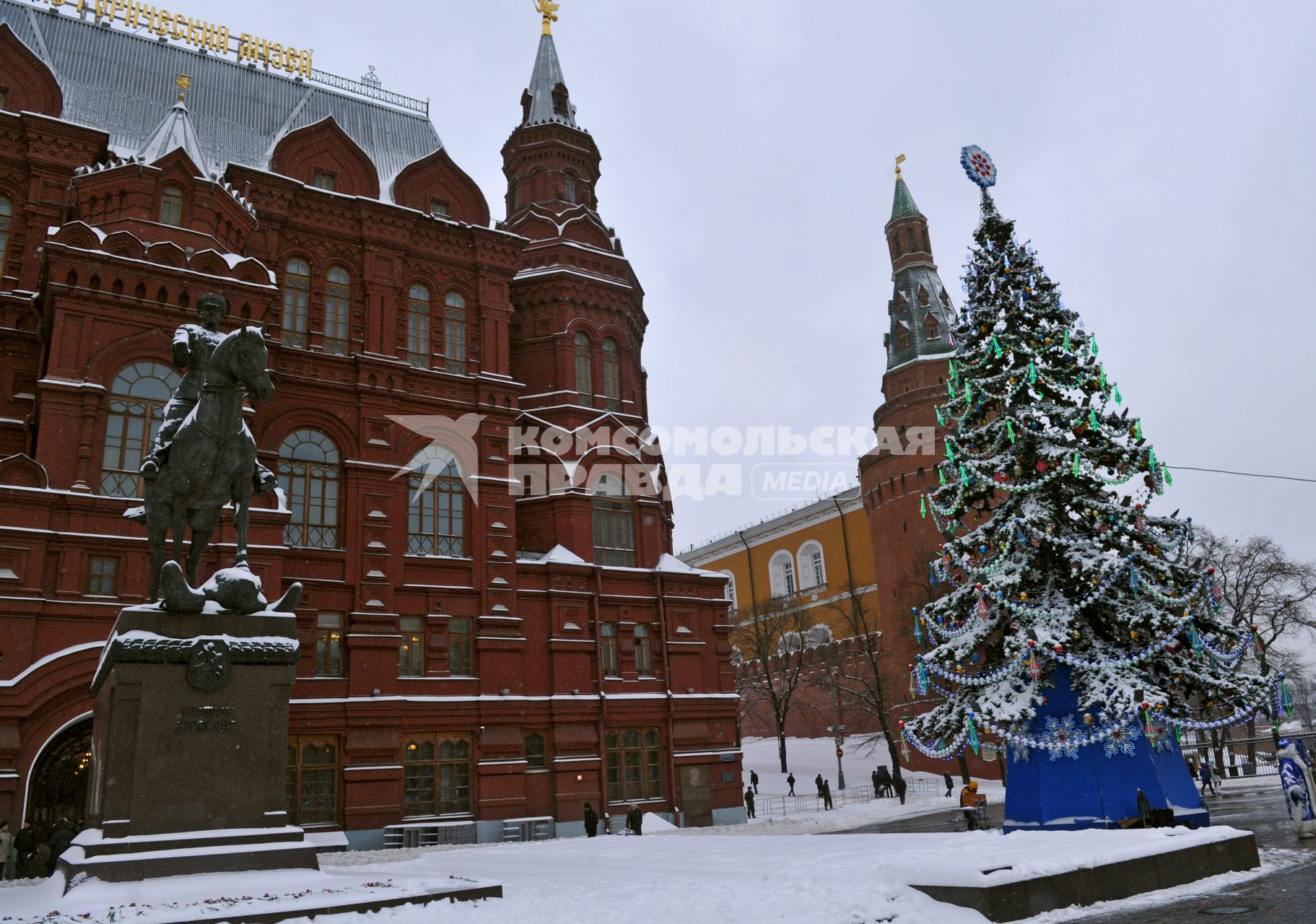 Жанровая фотография. Новогодняя елка у здания Государственного исторического музея. Москва. 21 декабря  2011 года.