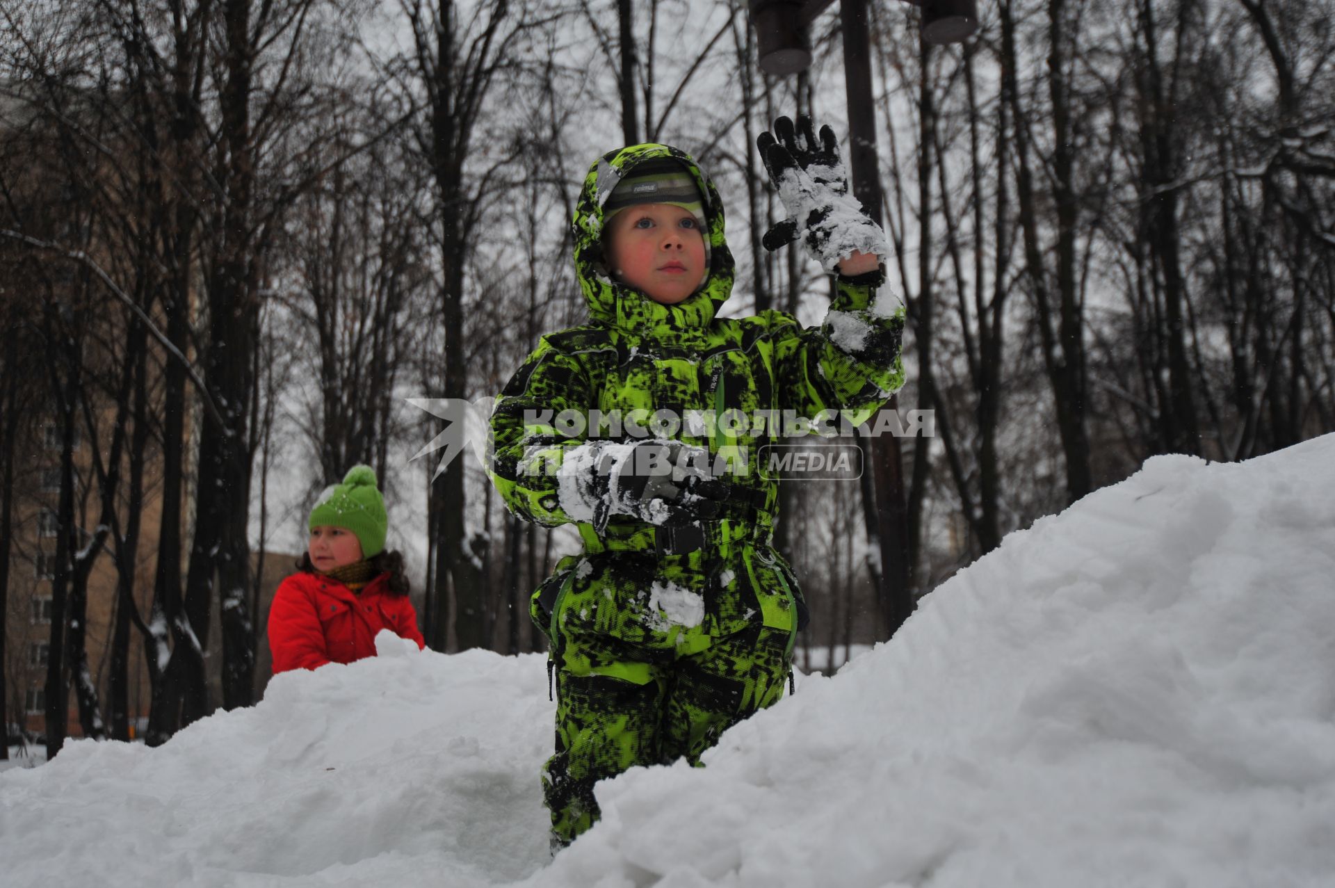 Прогулка зимой. Ребенок у сугроба.  Москва. 21 декабря  2011 года.