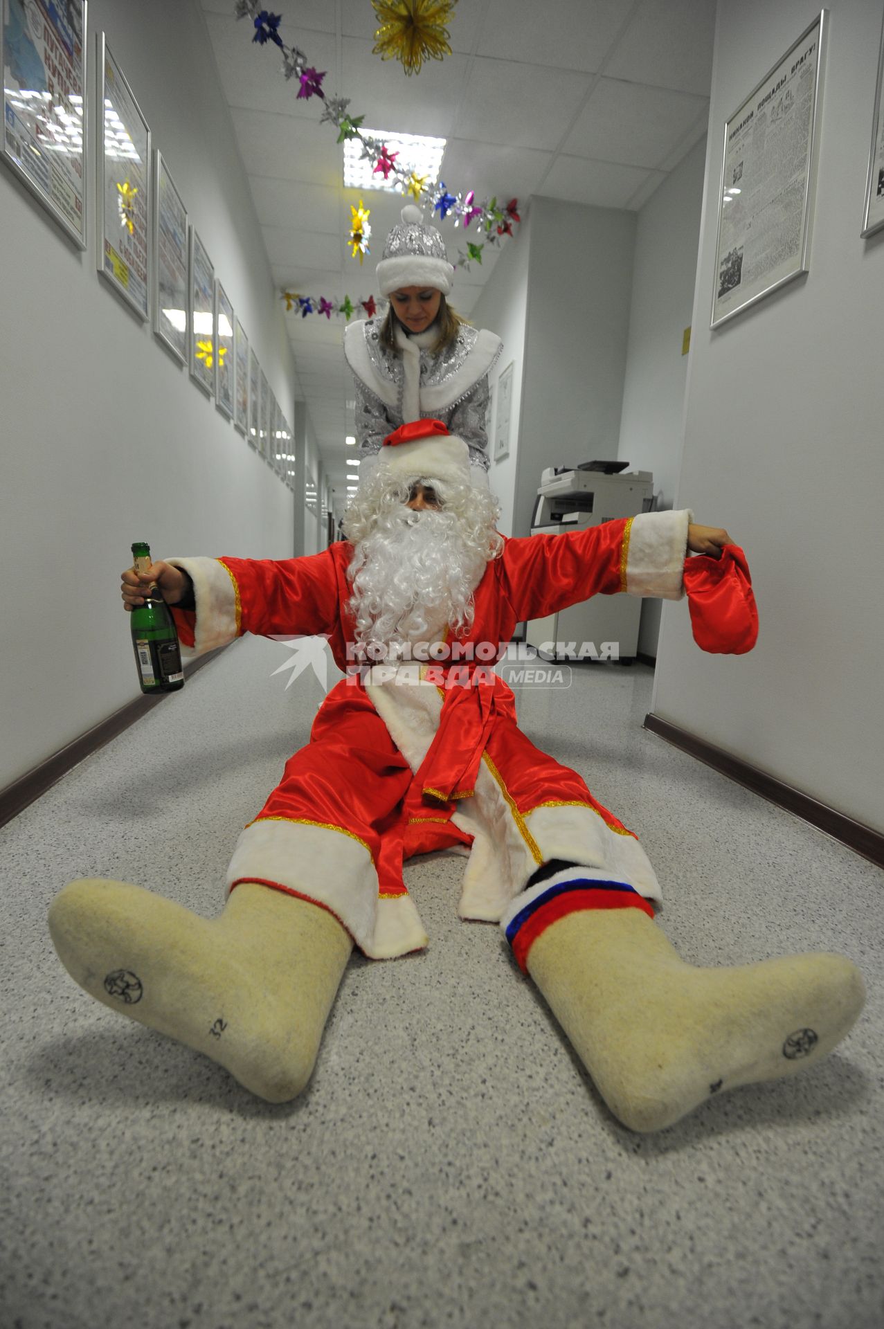 Жанровая фотография. Снегурочка тащит по коридору пьяного Деда Мороза. 21 декабря  2011 года.