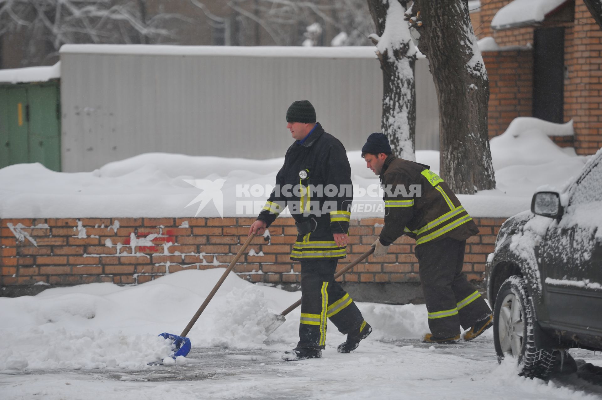 Пожарные чистят снег возле пожарной части. 22 декабря 2011 года.