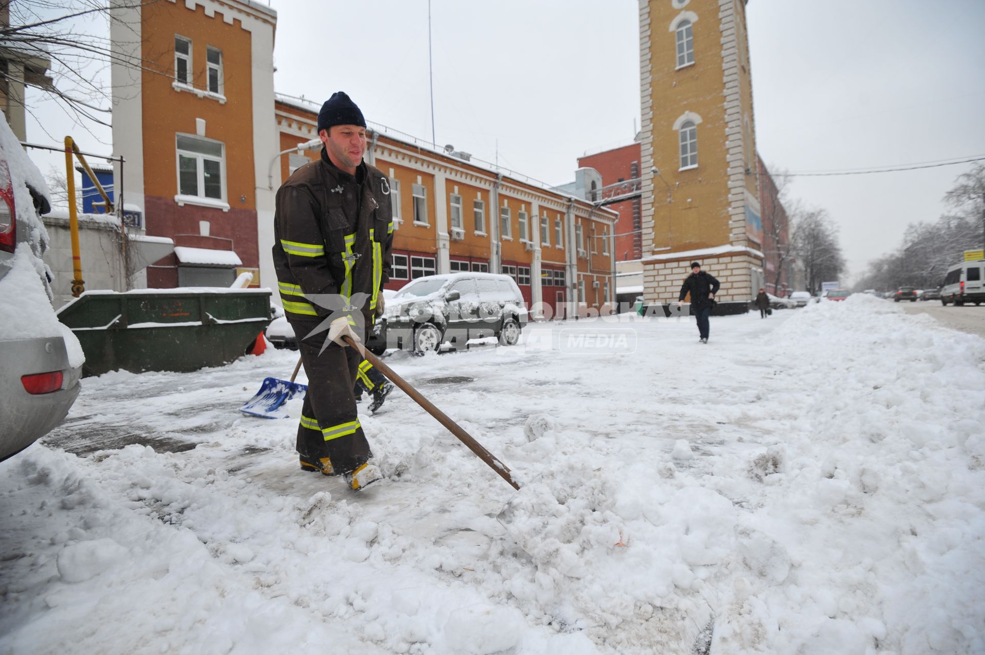 Пожарные чистят снег возле пожарной части. 22 декабря 2011 года.