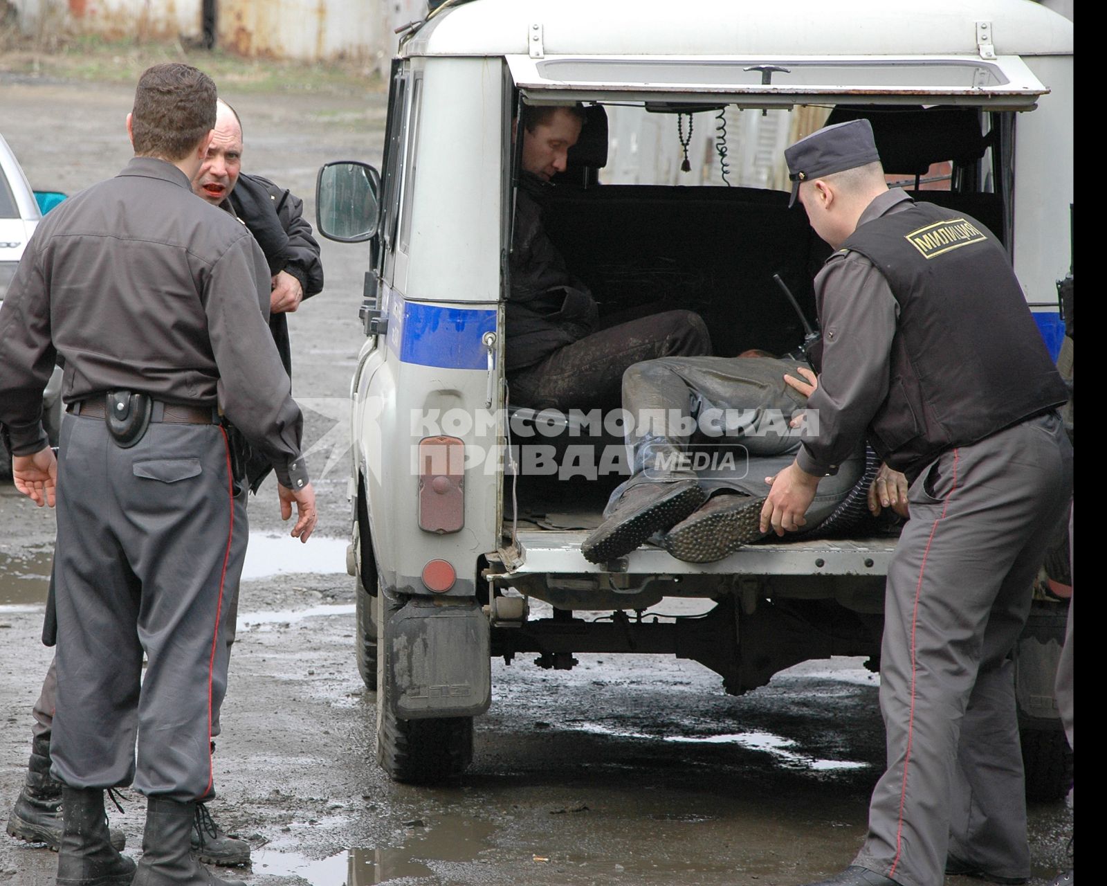 Сотрудники правоохранительных органов во время задержания пьяных мужчин. Кемеровская область. 22 января 2005 года.