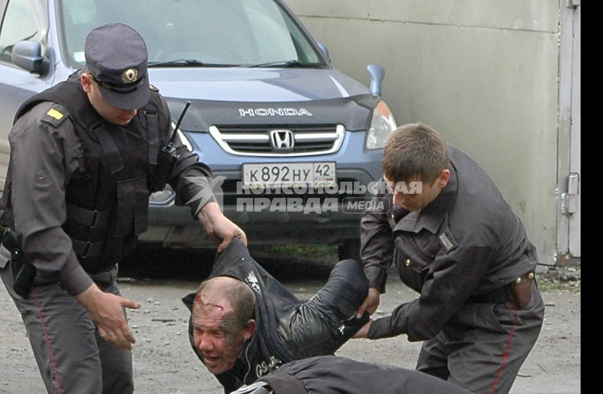 Сотрудники правоохранительных органов во время задержания пьяных мужчин. Кемеровская область. 22 января 2005 года.