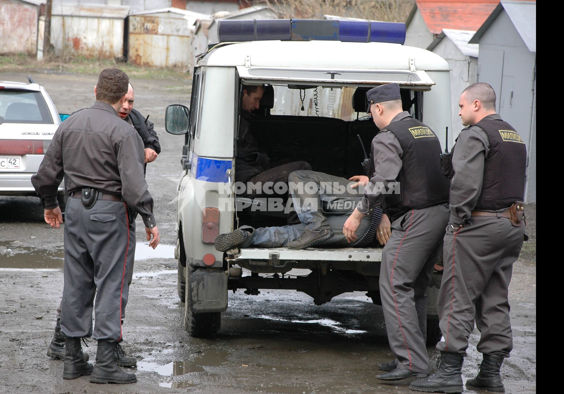 Сотрудники правоохранительных органов во время задержания пьяных мужчин. Кемеровская область. 22 января 2005 года.