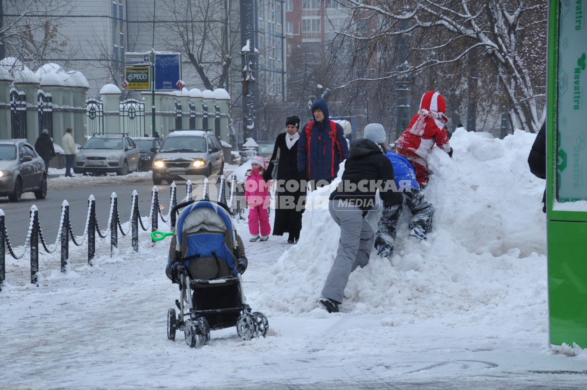 Зима в городе. На снимке: дети играют на снежном сугробе. 22 декабря  2011 года.