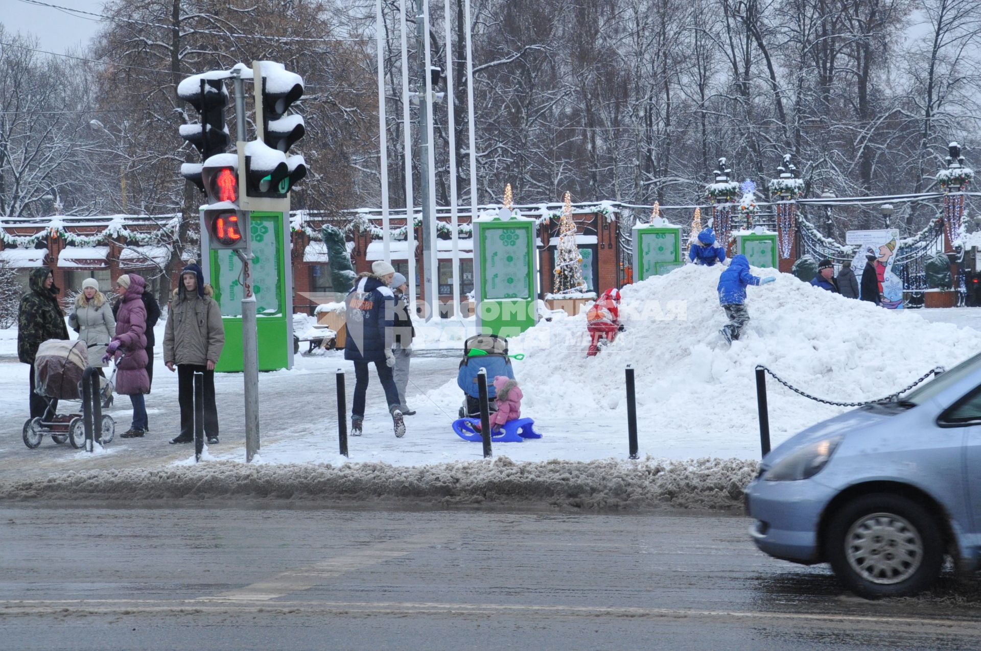 Зима в городе. На снимке: дети играют на снежном сугробе. 22 декабря  2011 года.