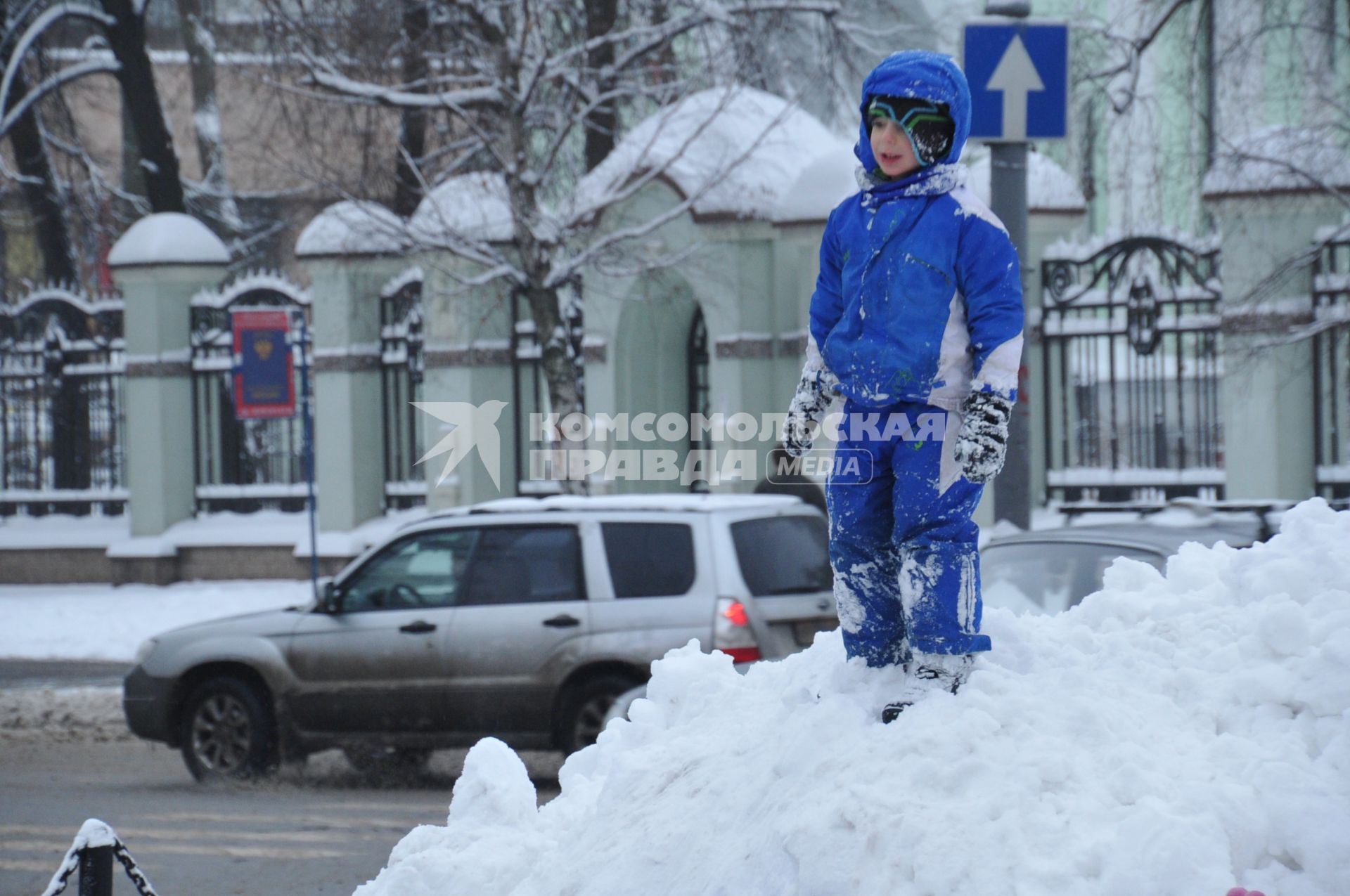 Зима в городе. На снимке: ребенок стоит на снежном сугробе. 22 декабря  2011 года.