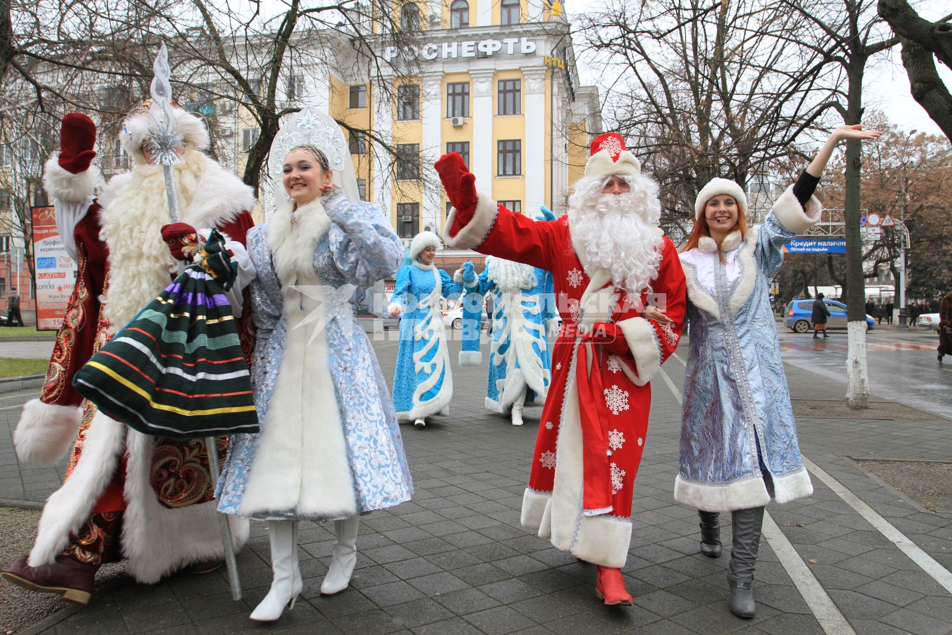 ПАРАД ДЕДОВ МОРОЗОВ. КРАСНОДАР. 24.12.2011.