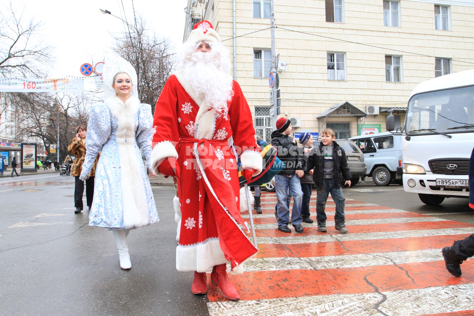 ПАРАД ДЕДОВ МОРОЗОВ. КРАСНОДАР. 24.12.2011.