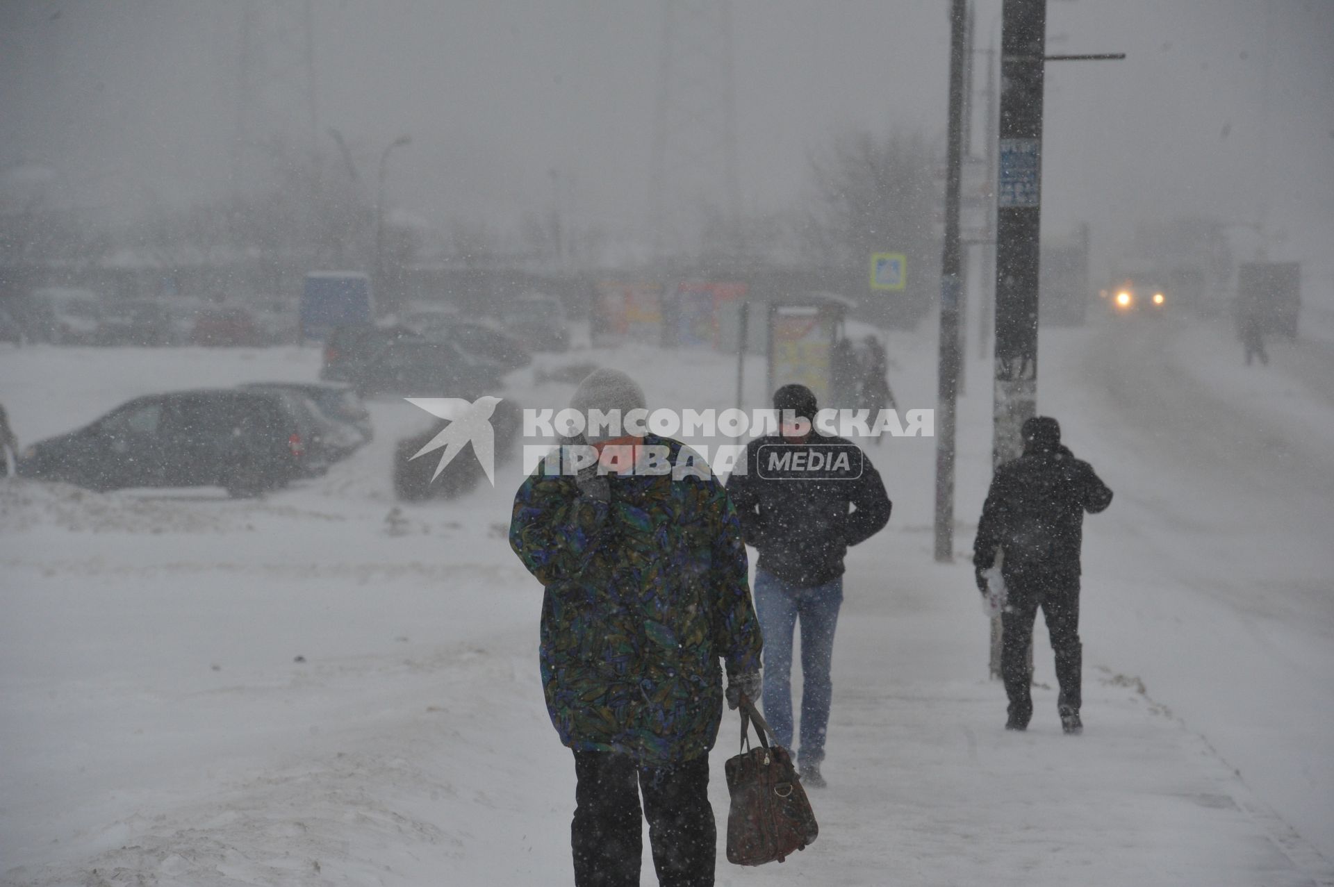 Москва. Снегопад. Люди. Прохожие.  26 декабря 2011 года.