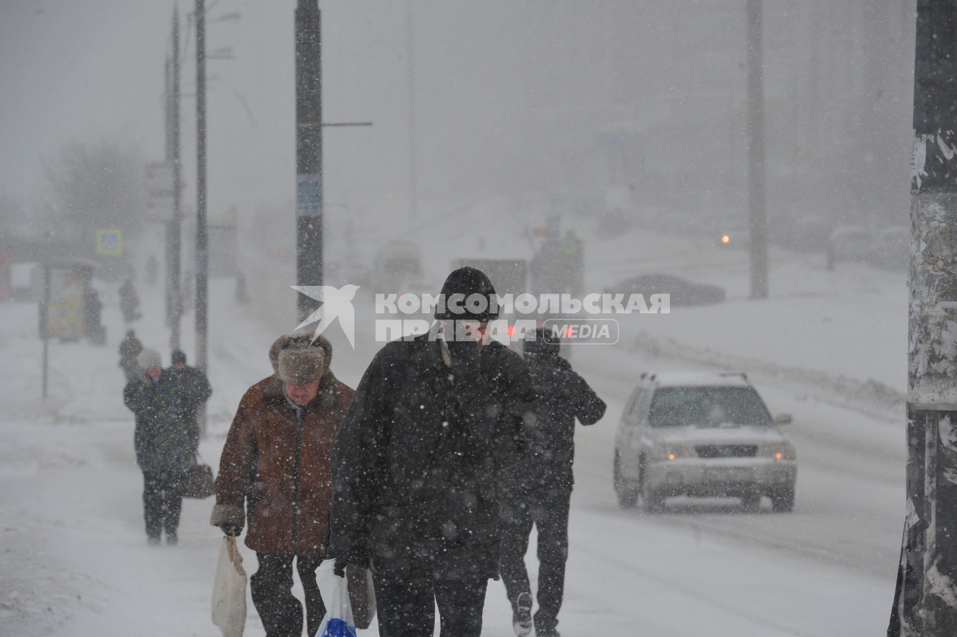 Москва. Снегопад. Люди. Прохожие.  26 декабря 2011 года.