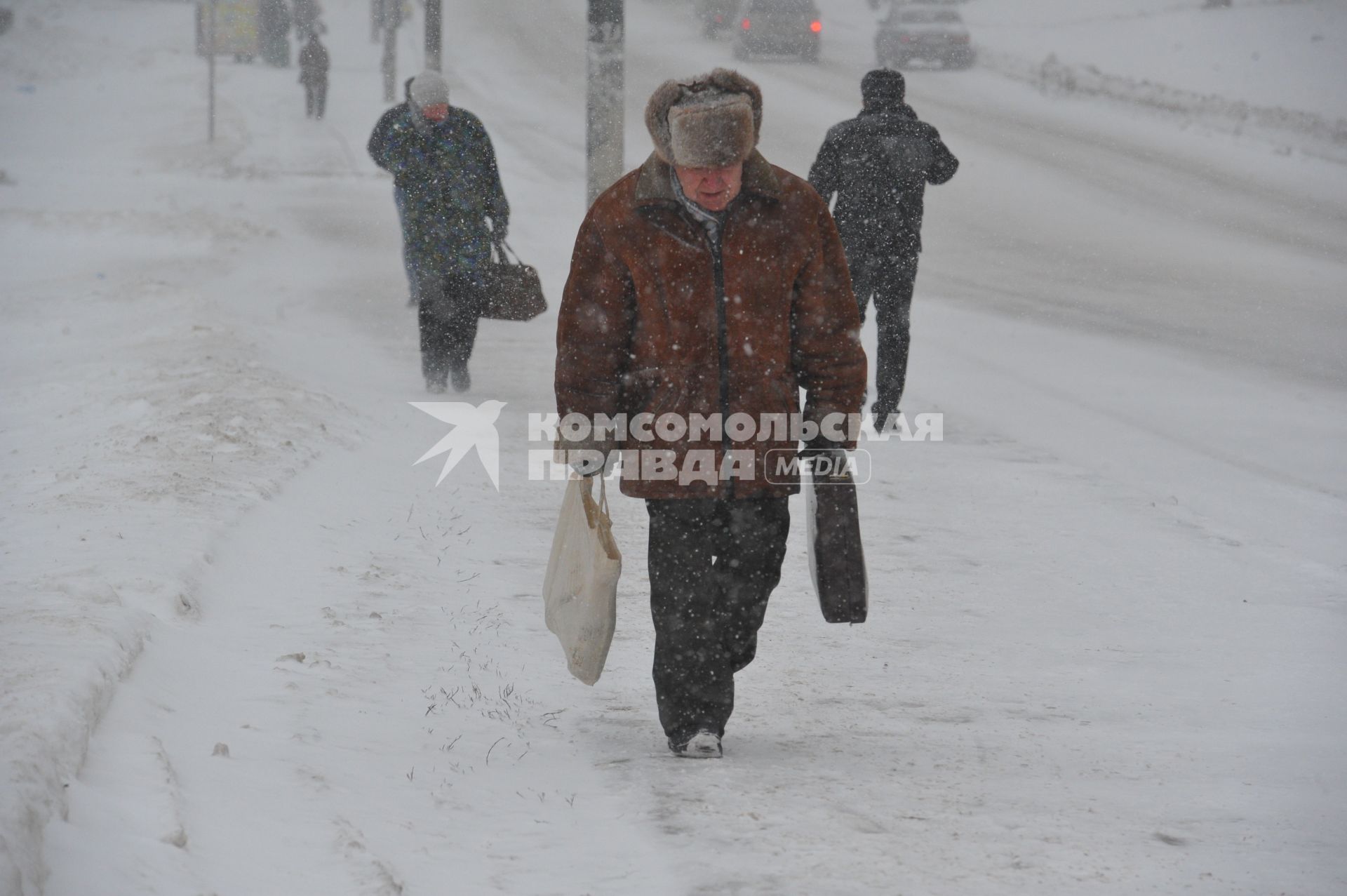 Москва. Снегопад. Люди. Прохожие.  26 декабря 2011 года.