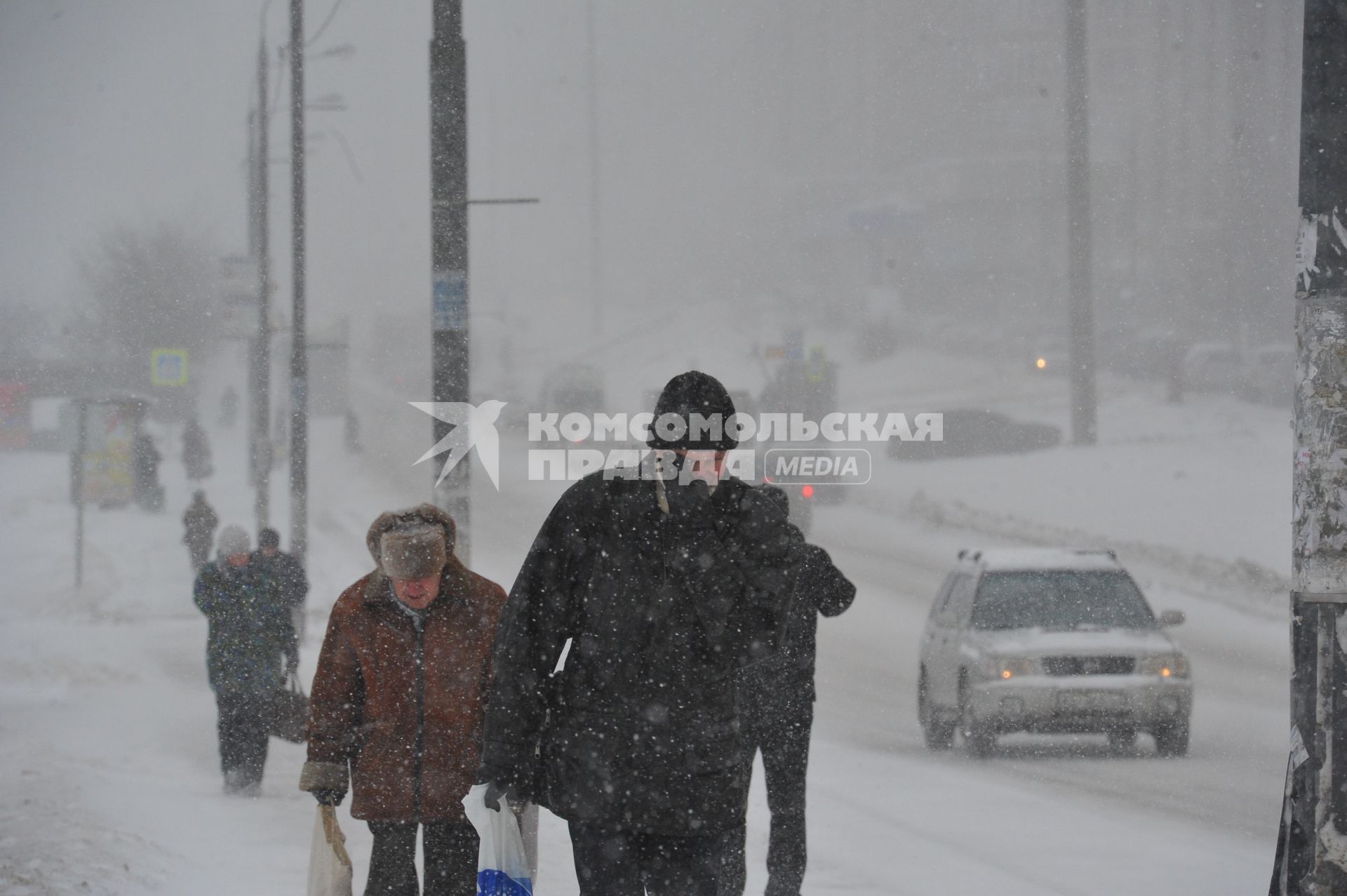 Москва. Снегопад. Люди. Прохожие.  26 декабря 2011 года.