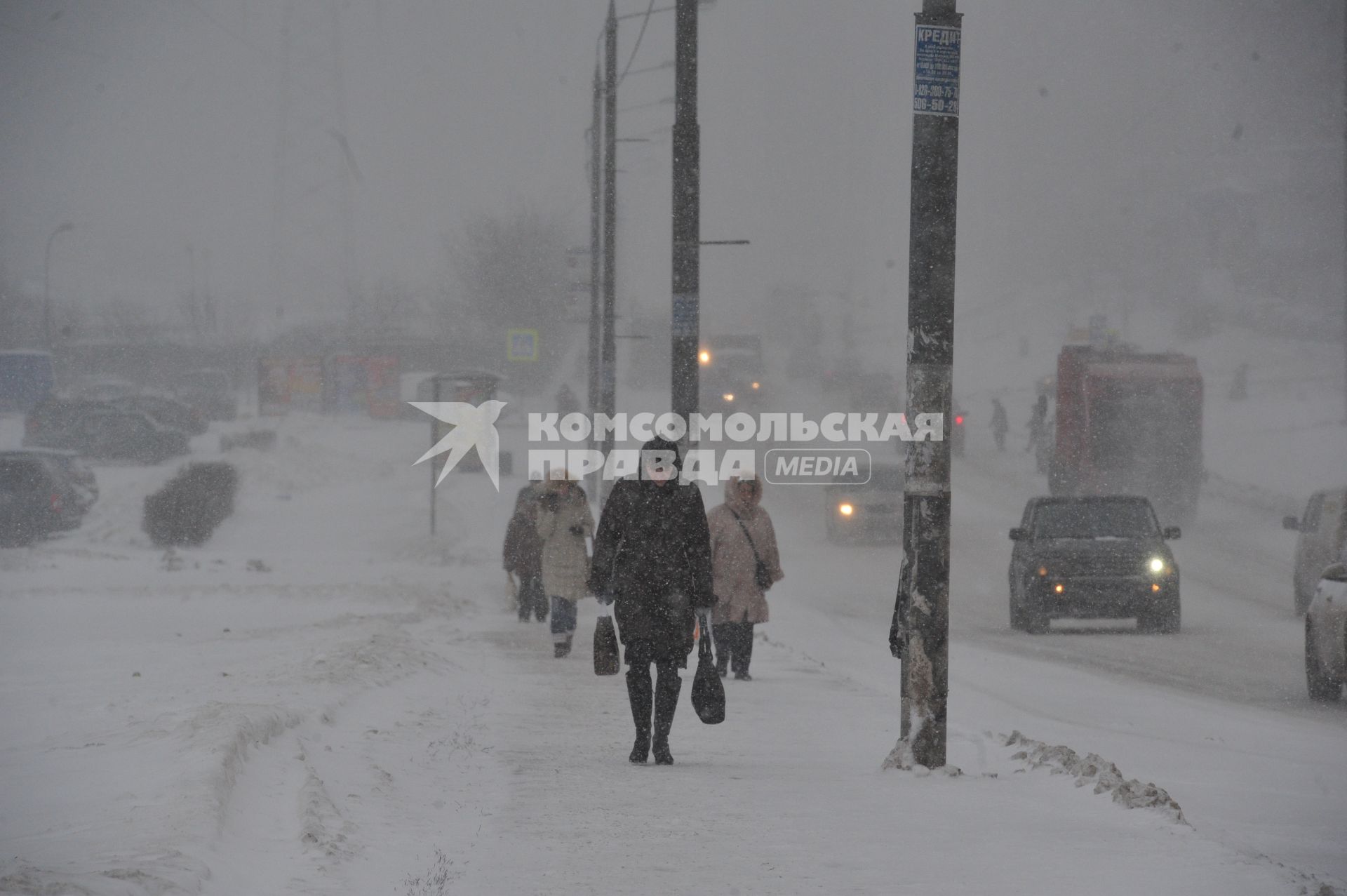 Москва. Снегопад. Люди. Прохожие.  26 декабря 2011 года.