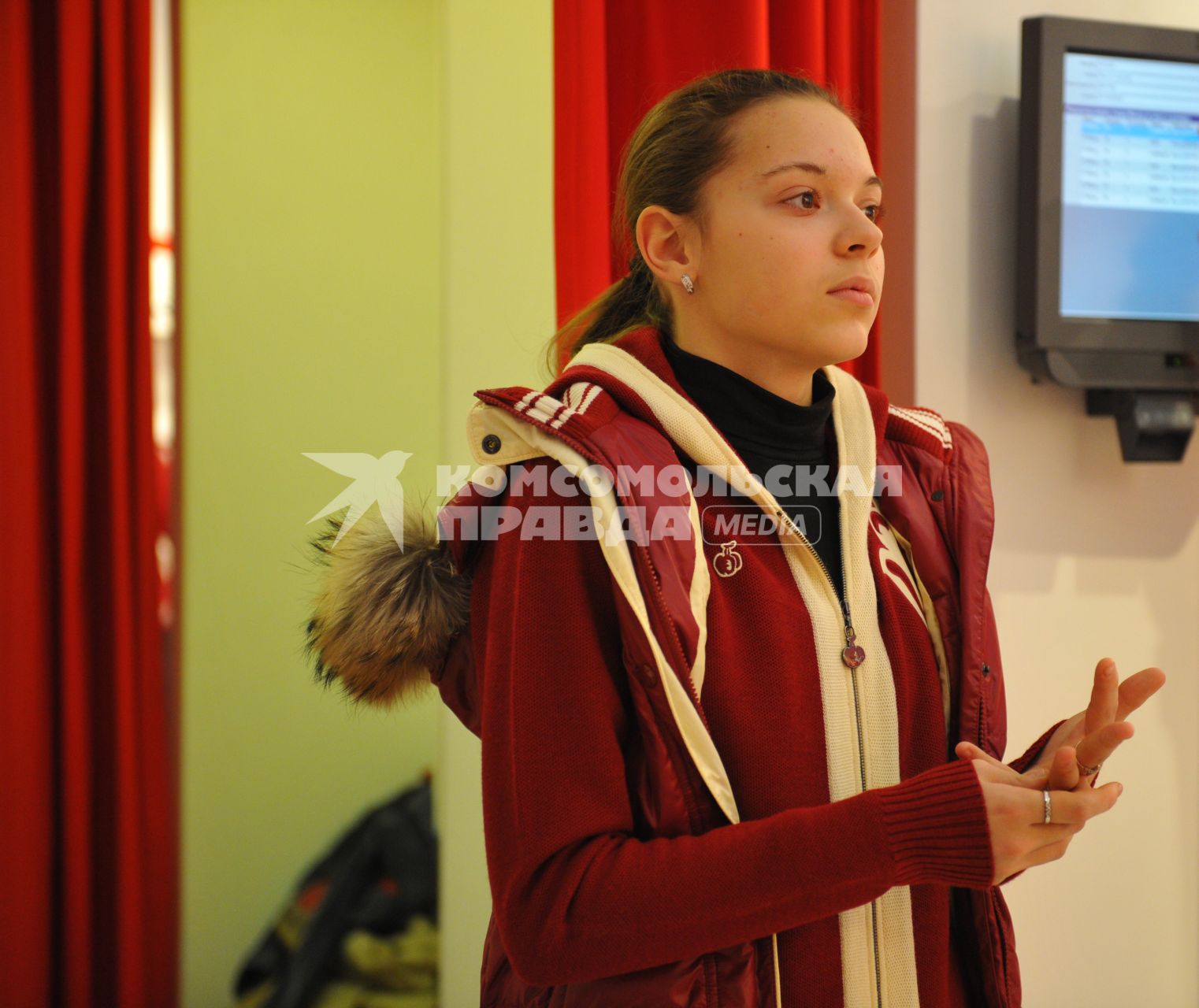 Магазин Bosco Sport в ГУМе. Экипировка российской фигуристки Аделины Сотниковой к зимним юношеским олимпийским играм. На снимке: Аделина Сотникова. 21 декабря  2011 года.