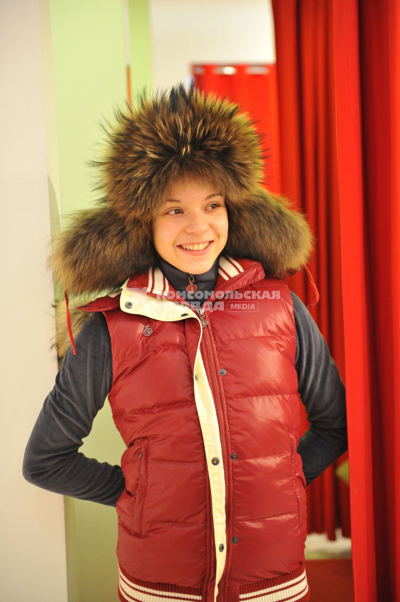 Магазин Bosco Sport в ГУМе. Экипировка российской фигуристки Аделины Сотниковой к зимним юношеским олимпийским играм. На снимке: Аделина Сотникова примеряет зимнюю шапку. 21 декабря  2011 года.