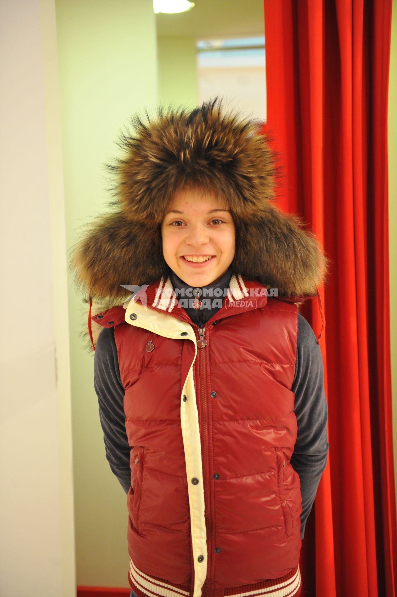 Магазин Bosco Sport в ГУМе. Экипировка российской фигуристки Аделины Сотниковой к зимним юношеским олимпийским играм. На снимке: Аделина Сотникова примеряет зимнюю шапку. 21 декабря  2011 года.