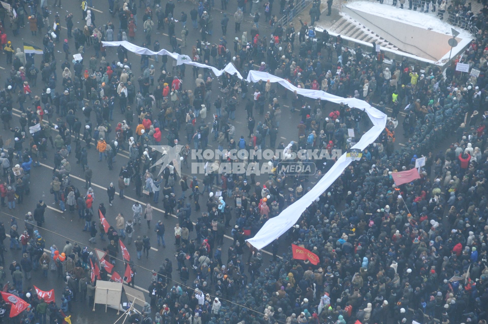 Участники митинга оппозиции ЗА ЧЕСТНЫЕ ВЫБОРЫ на проспекте Сахарова. 24 декабря 2011 года.