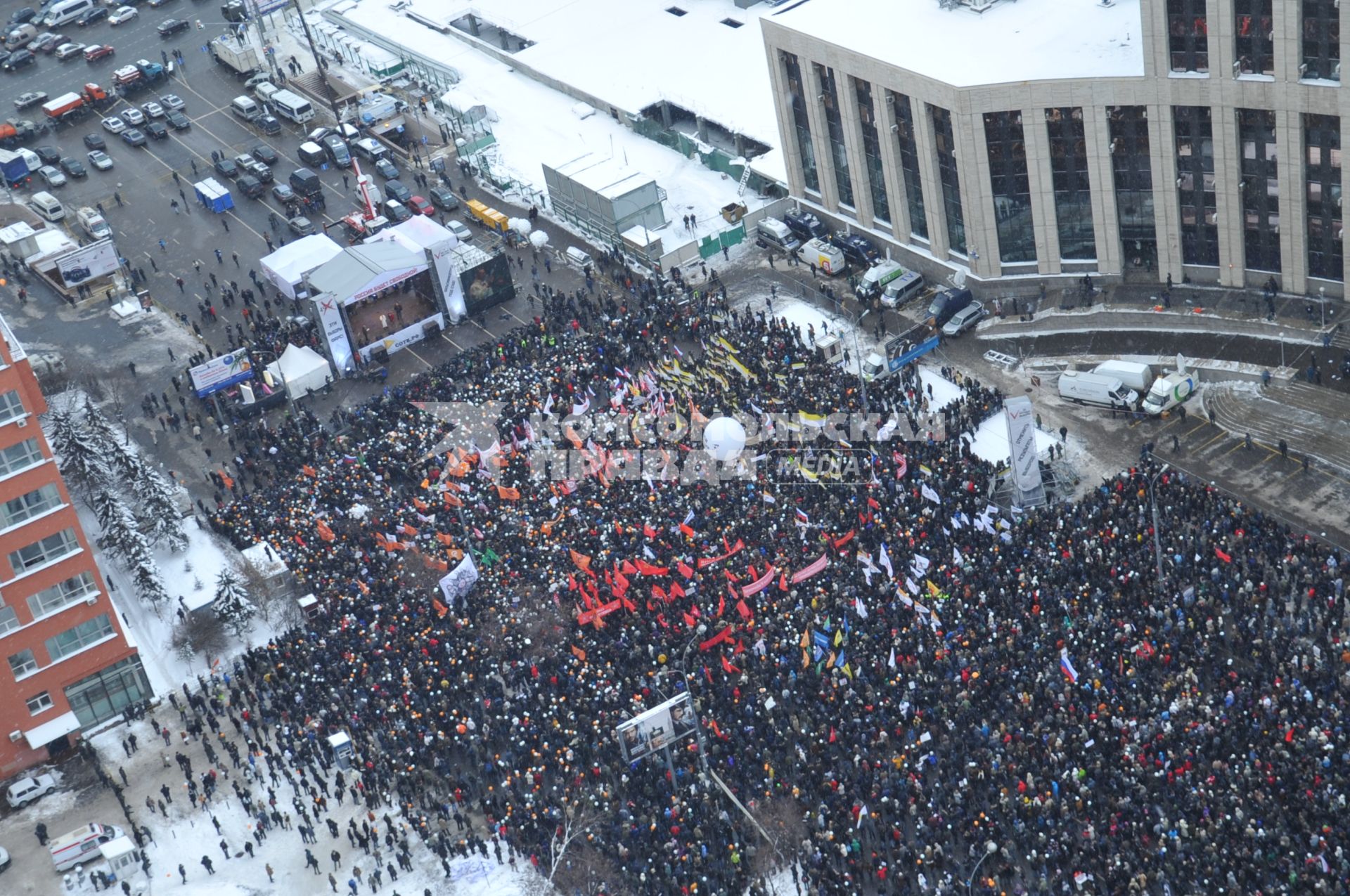 Участники митинга оппозиции ЗА ЧЕСТНЫЕ ВЫБОРЫ на проспекте Сахарова.  24 декабря  2011 года.