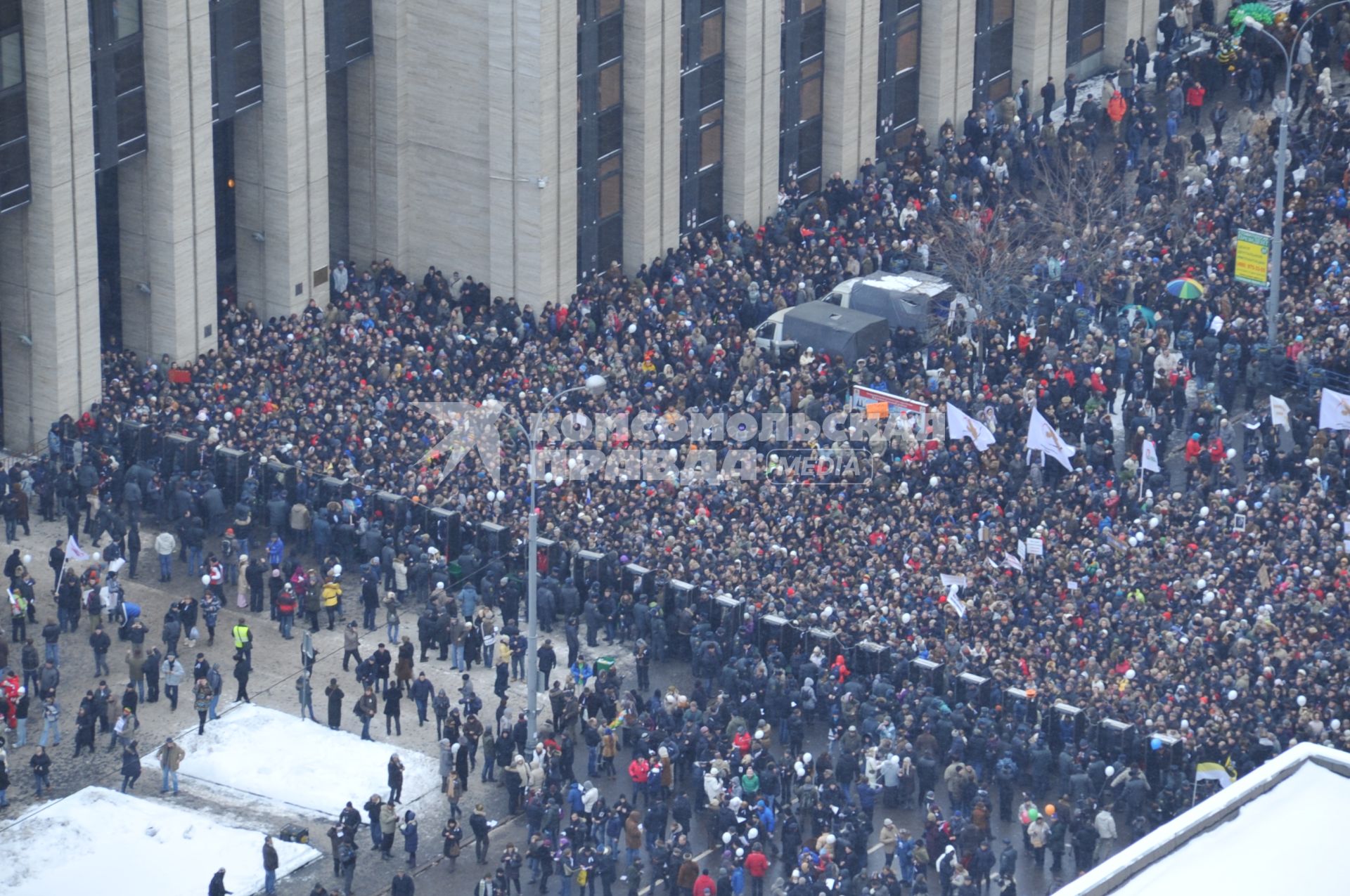 Участники митинга оппозиции ЗА ЧЕСТНЫЕ ВЫБОРЫ на проспекте Сахарова. 24 декабря 2011 года.