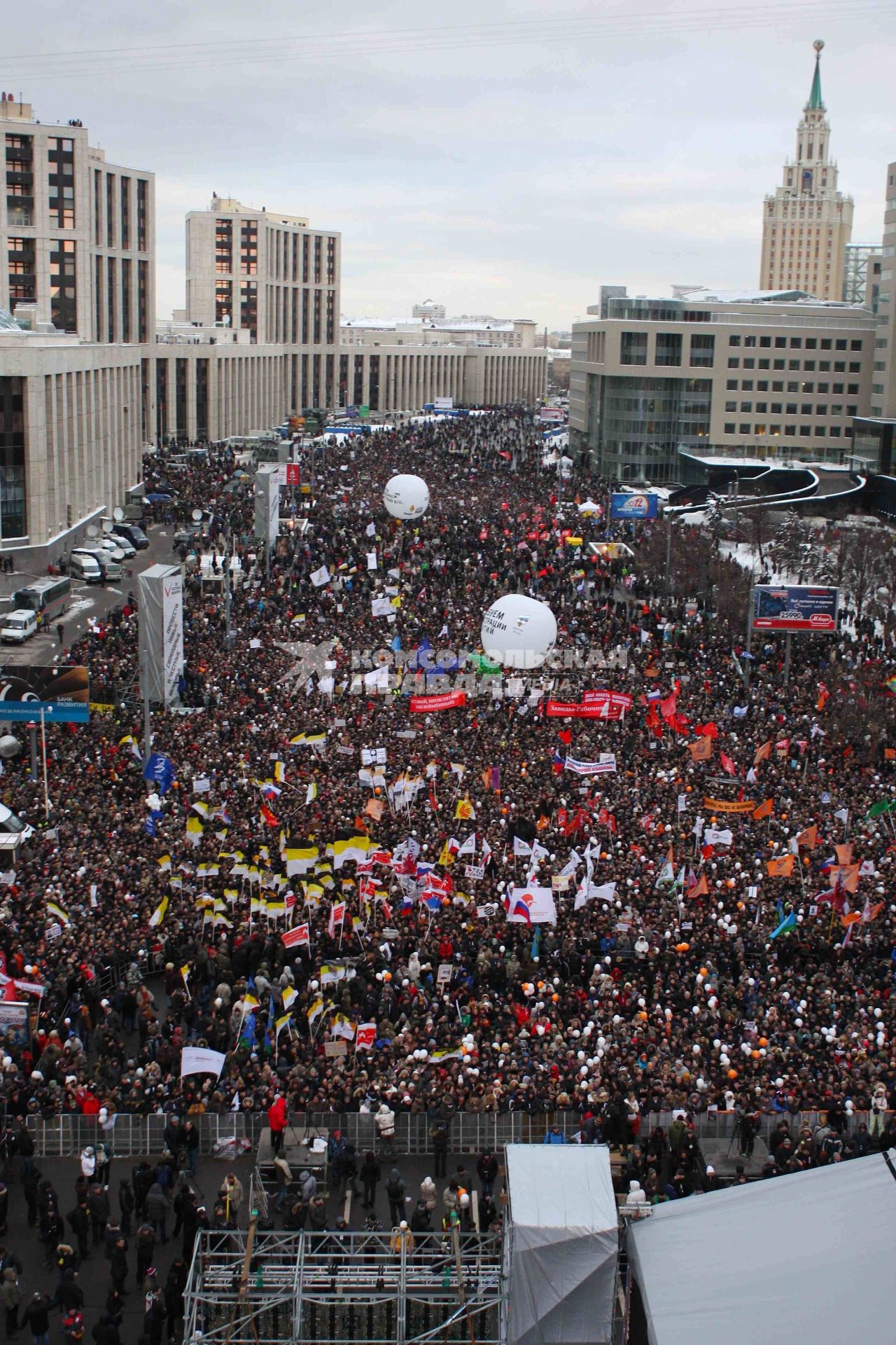 Участники митинга оппозиции ЗА ЧЕСТНЫЕ ВЫБОРЫ на проспекте Сахарова. 24 декабря 2011 года.