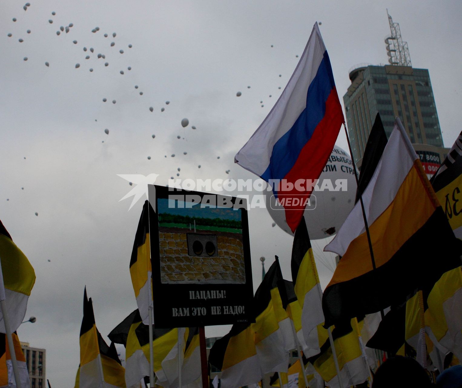 Участники митинга оппозиции ЗА ЧЕСТНЫЕ ВЫБОРЫ на проспекте Сахарова. 24 декабря 2011 года.