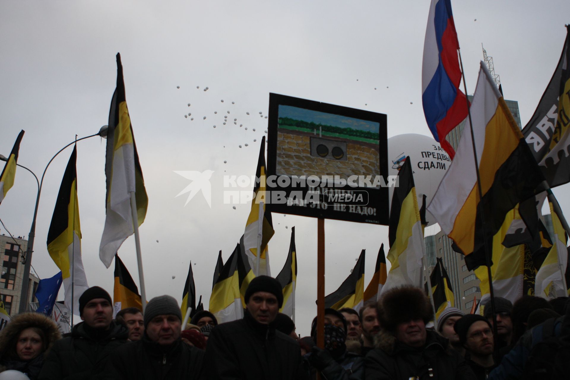 Участники митинга оппозиции ЗА ЧЕСТНЫЕ ВЫБОРЫ на проспекте Сахарова. На снимке: плакат с надписью ПАЦАНЫ! ВАМ ЭТО НЕ НАДО! 24 декабря 2011 года.