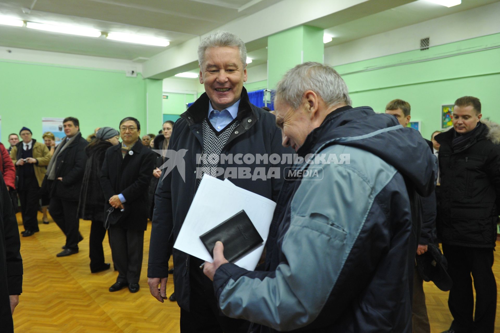 Мэр Москвы Сергей Собянин принял участие в выборах депутатов Государственной думы шестого созыва на избирательном участке   98. Москва.  04 декабря 2011 года.