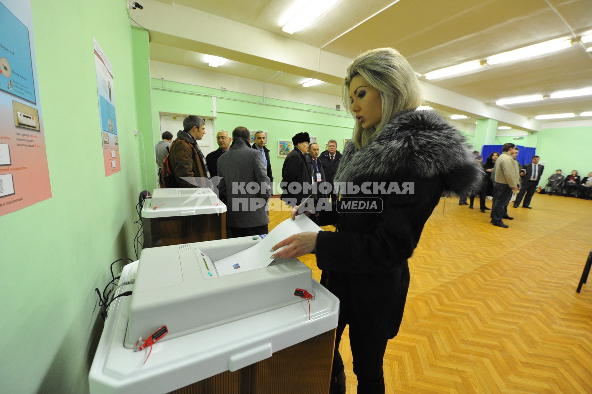 Москвичи во время голосования на выборах депутатов Государственной думы шестого созыва на избирательном участке   98. Москва.  04 декабря 2011 года.