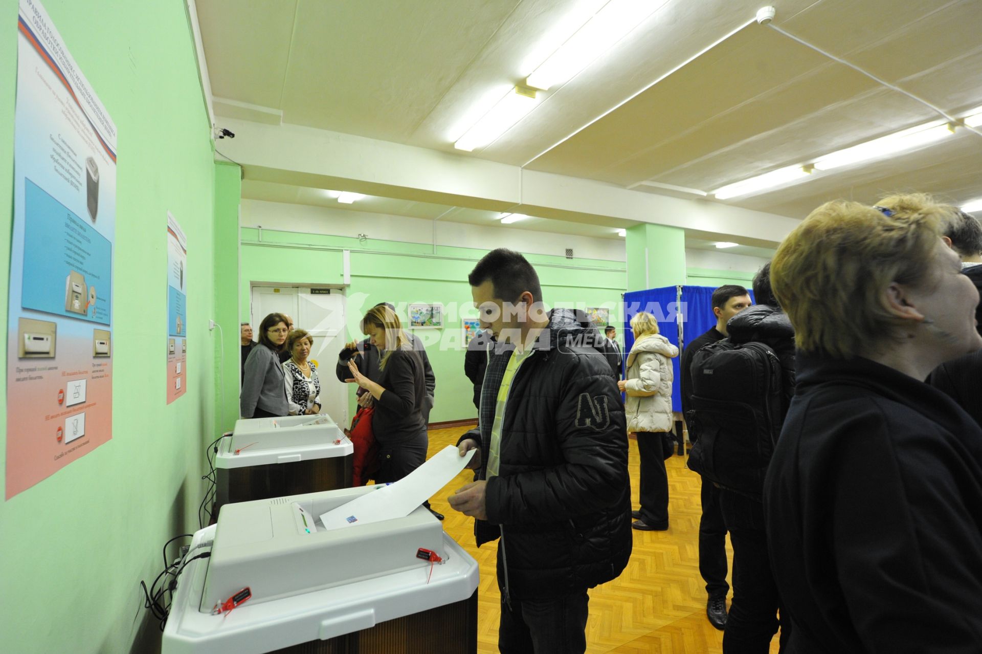 Москвичи во время голосования на выборах депутатов Государственной думы шестого созыва на избирательном участке   98. Москва.  04 декабря 2011 года.