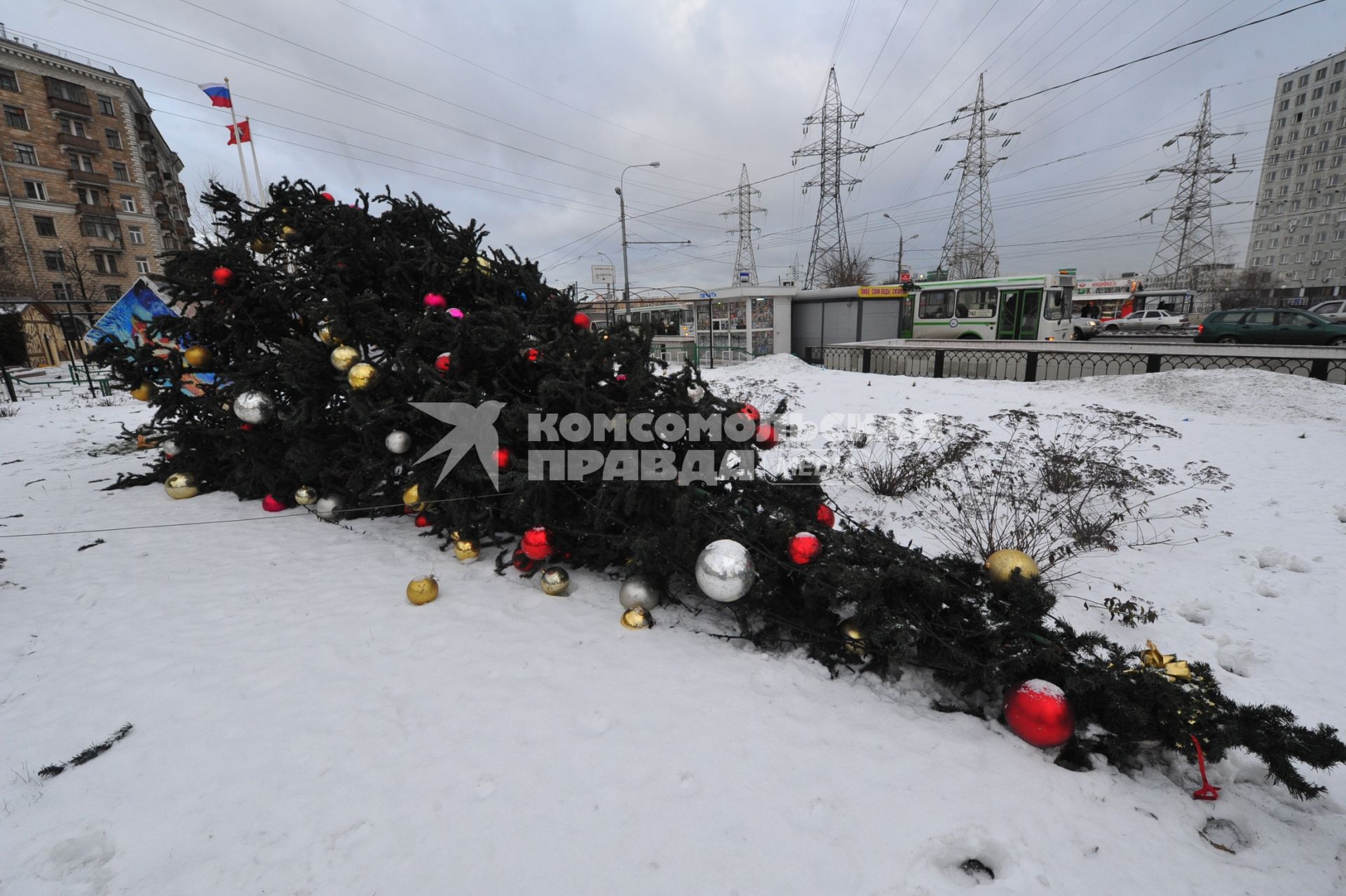 Праздничная Москва. Упавшая новогодняя елка на Каширском шоссе. 28 декабря 2011 года.