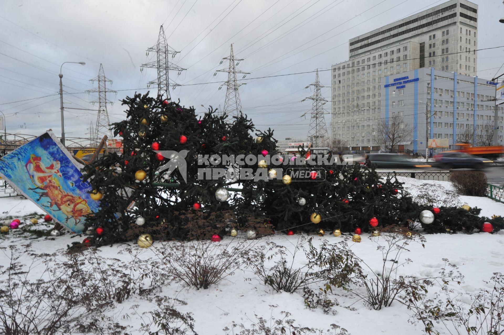 Праздничная Москва. Упавшая новогодняя елка на Каширском шоссе. 28 декабря 2011 года.