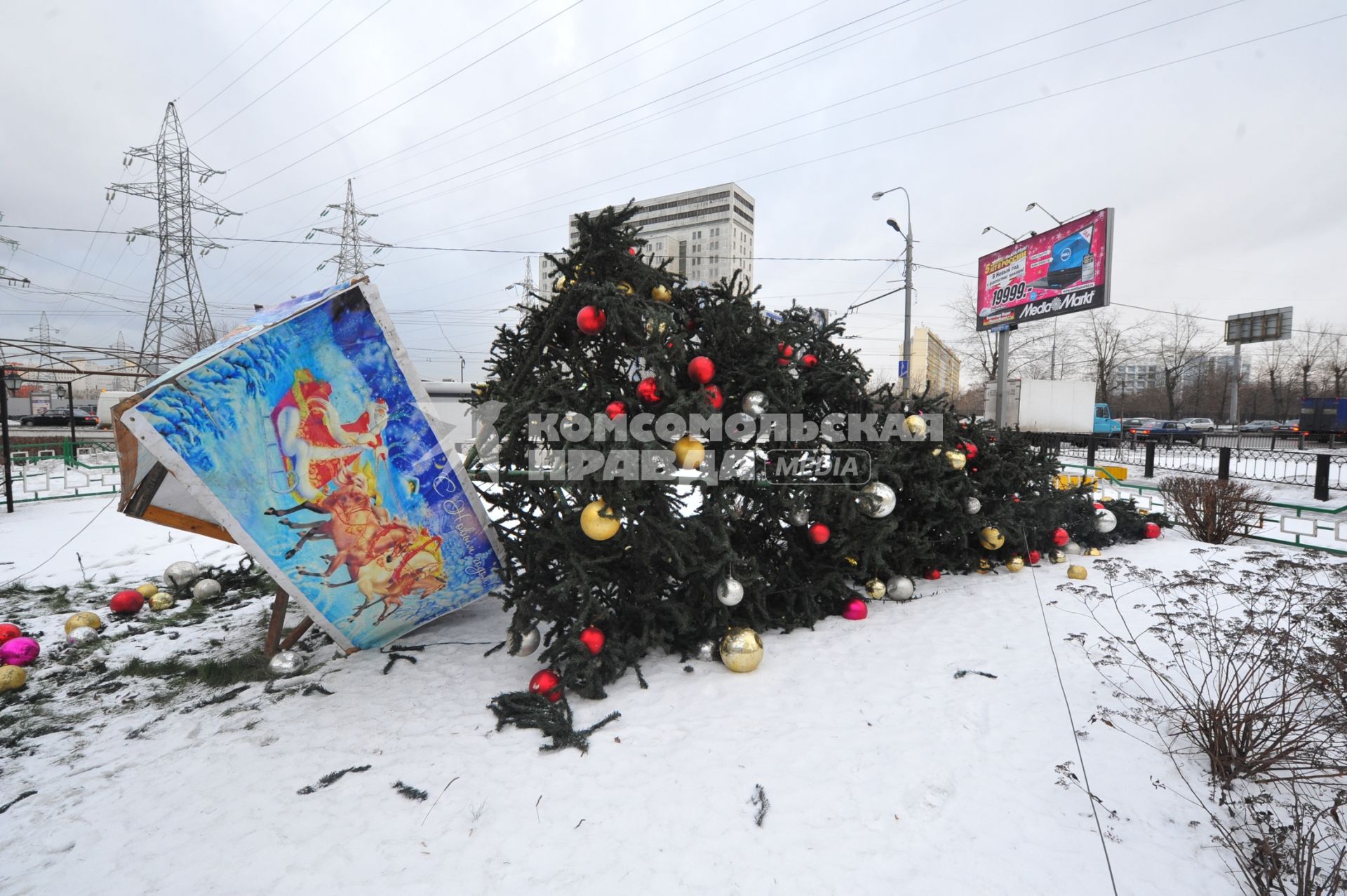 Праздничная Москва. Упавшая новогодняя елка на Каширском шоссе. 28 декабря 2011 года.