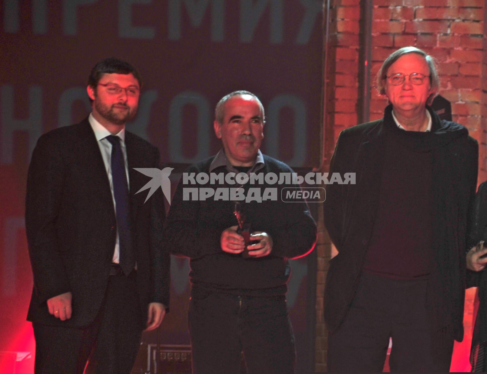 Церемония награждения победителей V премии Кандинского. На снимке: художник Юрий Альберт (в центре), получивший главный приз ПРОЕКТ ГОДА. 14 декабря  2011 года.