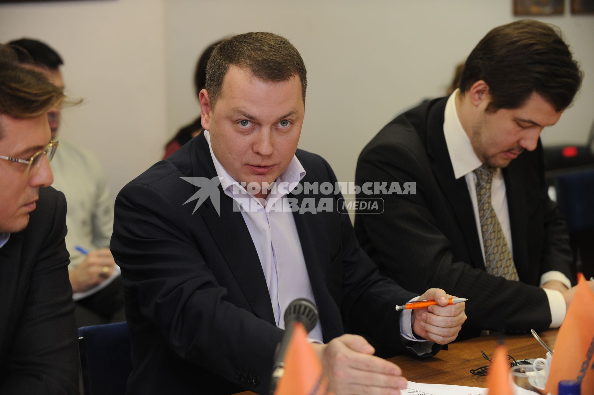 Глава ООО \"Русская холдинговая компания\" Владимир Топорков (в центре)  во время круглого стола на тему: \"Что ждать России от ВТО\" в ИД КП. Москва.  20 декабря  2010 года.